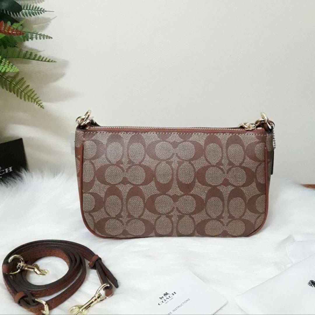 ขายดี Coach Messico Top Handle Pouch In Signature Coated Canvas กระเป๋าหิ้ว/คล้องไหล่/สะพายข้าง ขนาดเหมาะ ดีไซน์สวยน่ารัก ผลิตจากวัสดุคุณภาพดี แข็งแรงทนทานน้ำหนักเบา ภายในบุผ้าสวยงามเรียบร้อย 1 ช่องอเนกประสงค์ ซิปโลหะสีทองสวยงาม สายสะพายถอดและปรับความยาวไ