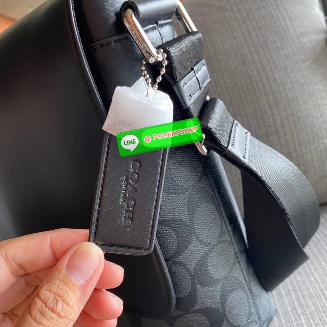 COACH CHARLES SMALL MESSENGER IN SIGNATURE (COACH F54771) กระเป๋าสะพายข้างใบใหญ่ เรียบหล่อดูดียกให้รุ่นนี้เลยคะ วัสดุแคนวาส ผสมหนังแท้อย่างดี อยู่ทรงสวย คุณภาพสุดๆ ฝาเปิดกระเป๋า ล็อคด้วยตัวล็อคแม่เหล็ก แน่นหนามากๆ ช่องด้านใน แยกเก็บของได้เป็นสัดส่วน มีหลา