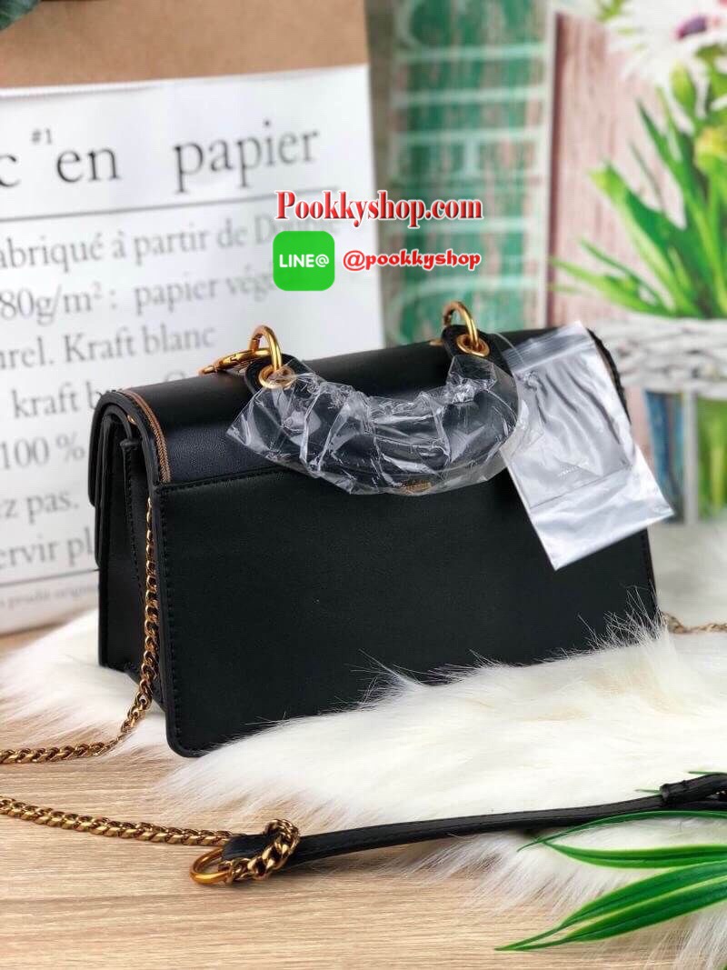 New! รุ่นใหม่พร้อมส่งค่า LYN FABULOUS BAG กระเป๋าดีเทลเก๋ ตัวกระเป๋าอยู่ทรง เดินด้ายเป็นตัวอักษรพร้อมประดับโลหะแมลง รุ่นนี้อะไหล่จะเป็นสีวินเทจๆ เปิดปิดด้วยตัวกดล็อก ด้านในเป็น 2 ช่องใหญ่ จุของได้เยอะทีเดียวค่า มาพร้อมสายสะพายยาวถอดและปรับระดับสายได้ตามชอ