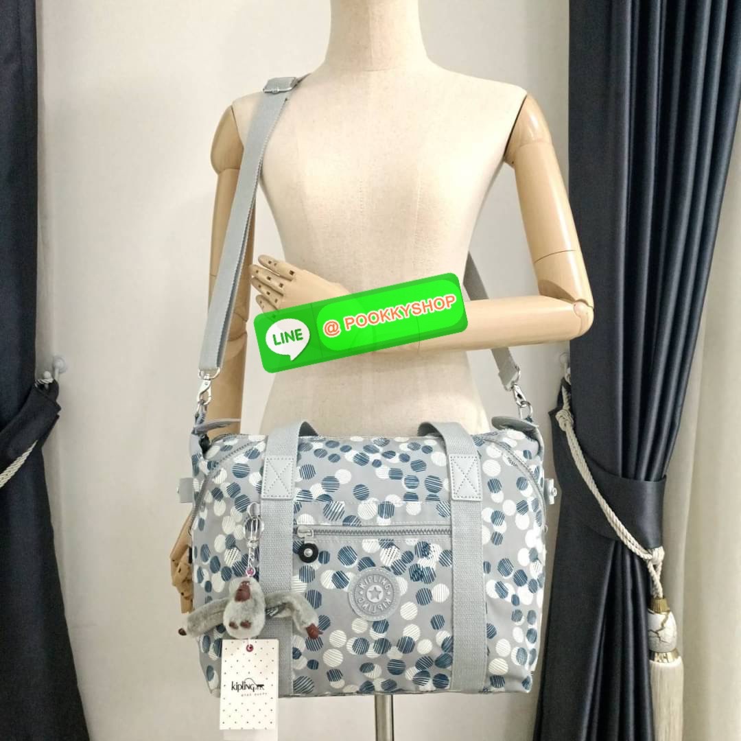 KIPLING Art Medium Tote Bag กระเป๋าเป้สะพายหลัง วัสดุด้านนอก Nylon +polyester กระเป๋ารุ่นฮิตตลอดกาล จาก kipling ลายใหม่ -ด้านหน้ามีช่องแยกใส่ของใช้เล็กๆน้อย 2 ช่อง -ช่องหลักโล่ง กว้าง จุของได้เยอะมาก พร้อมสายคล้องพวงกุญแจและช่องซิปแยกด้านข้างผนังกระเป๋า -