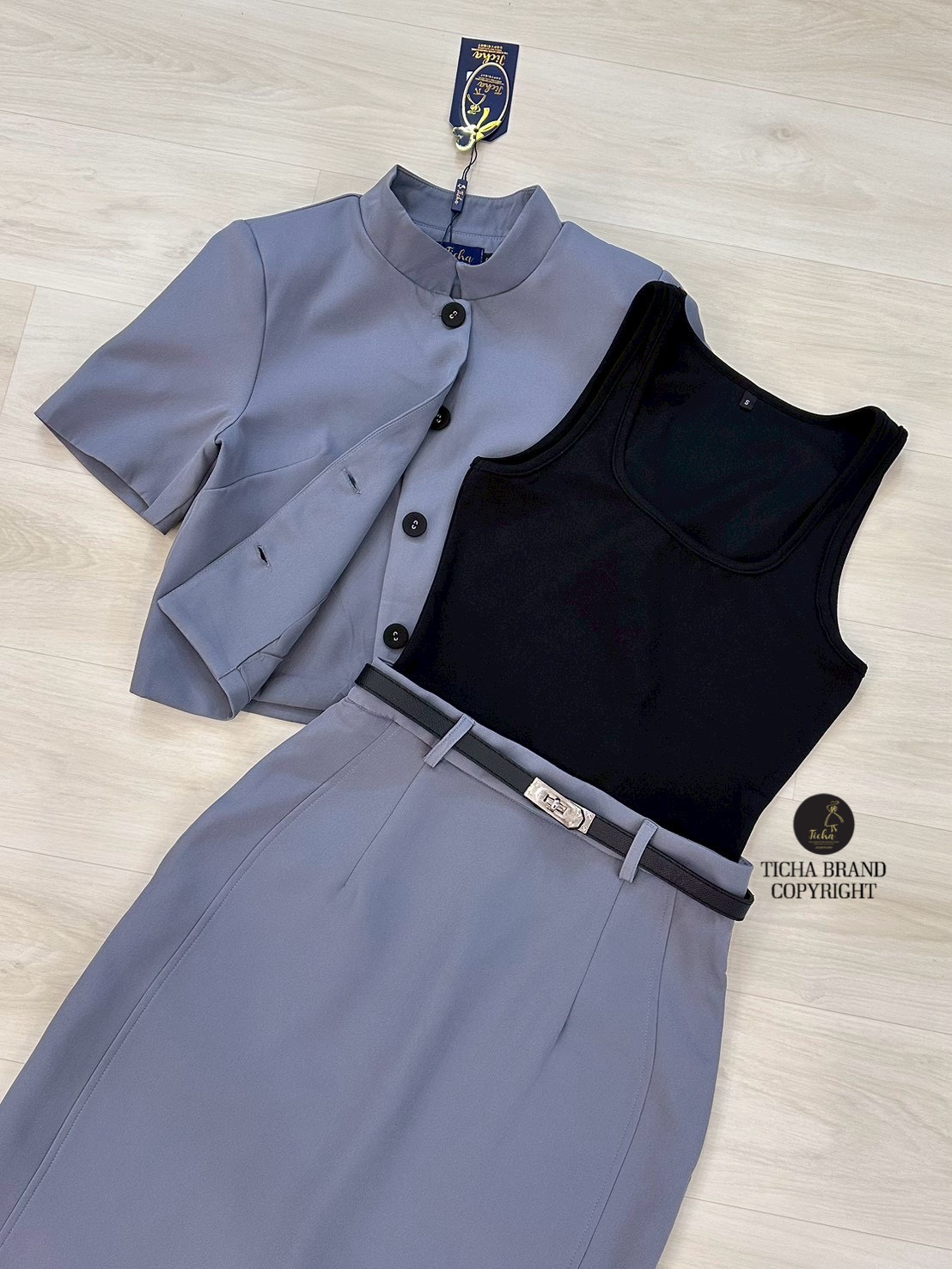 ชุดเซทแฟชั่น Set 4 ชิ้น เสื้อ+เสื้อครอป+กระโปรง+เข็มขัดเสื้อแขนสั้นสีเทา