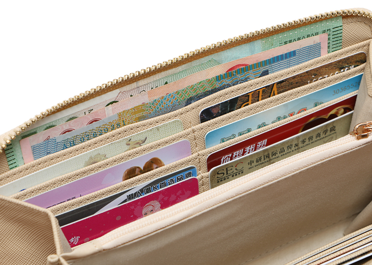 กระเป๋าสตางค์ Aldo กระเป๋าถือ สีครีม แบรนด์เนม Aldo แบรนด์หรูจาก แคนนาดา เนื้อสีครีม มีลายTexture ในตัว ช่องใส่ของใหญ่2ช่อง ช่องเสีบบัตร 2ด้าน