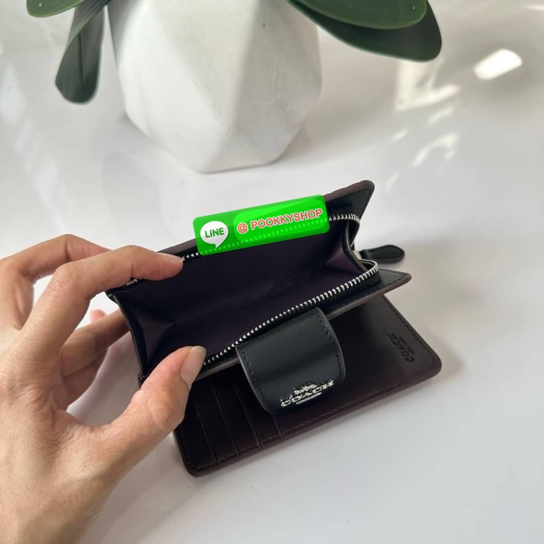 Coach Medium Corner Zip Wallet With Signature Leather 🔖กระเป๋าตังใบกลาง คอลเลคชั่นใหม่ หนังนิ่ม ลายC นูน สวยมาก 🔖วัสดุ: หนังแท้ 🔖เปิด - ปิดแบบกระดุม มีช่องใส่แบงค์ ใส่ธนบัตรได้ทุกชนิด ช่องใส่บัตร ใส่เหรียญ