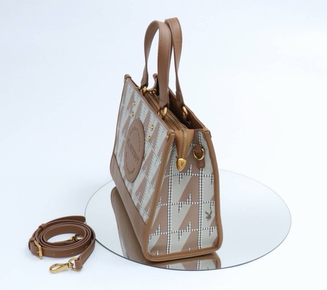 กระเป๋าถือ กระเป๋าสะพาย Playboy (rabbit)(paw prints) งานเนี๊ยบสวย ด้านในมี3ช่องการใช้งาน วัสดุ แคนวาสเกรด+++