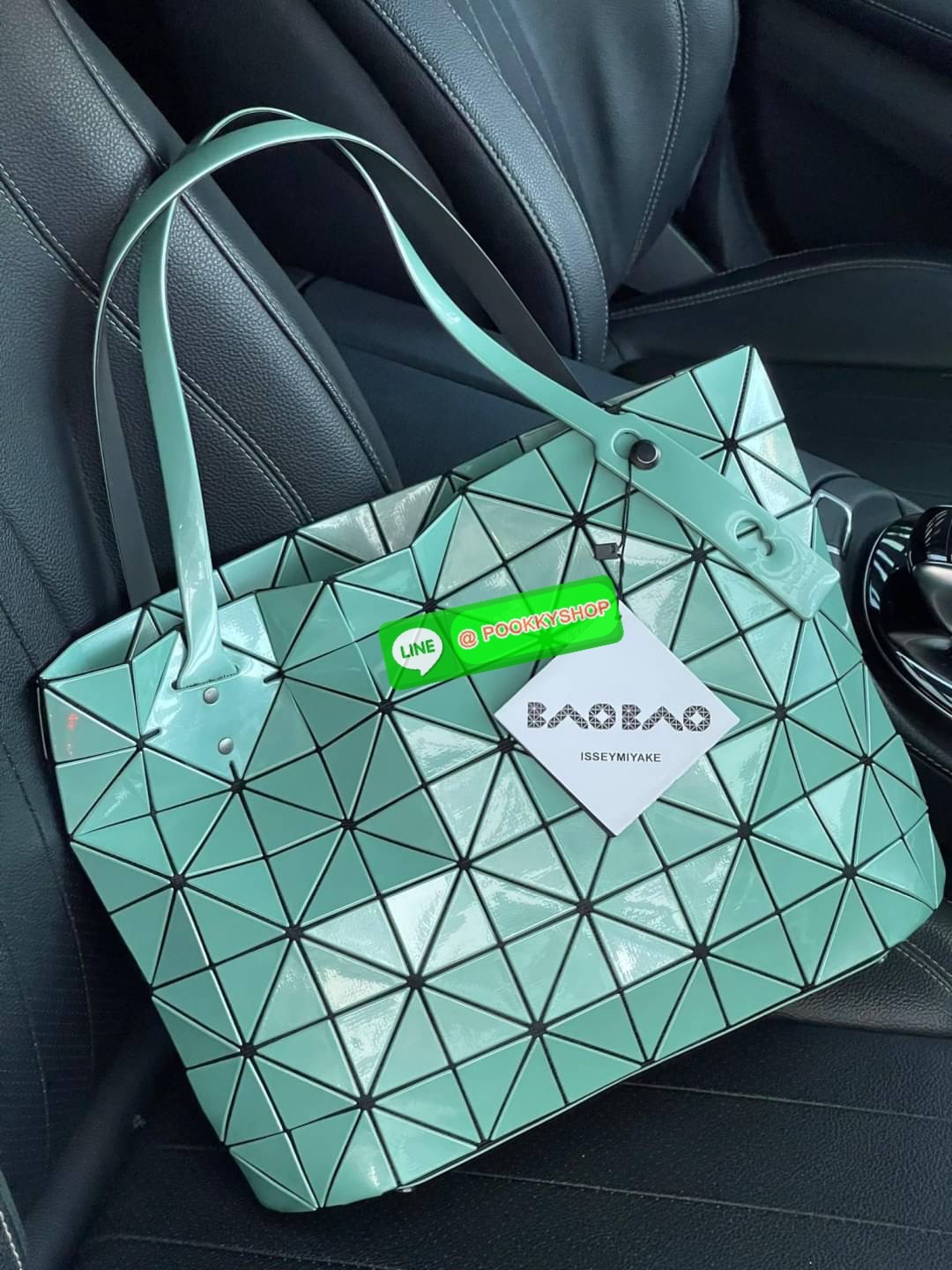 💕 Bao Bao Issey Miyake ROCK MATTE ซีรีส์นี้จะเป็นทรงสี่เหลี่ยมผืนผ้า มีซิปปิดด้านบน ถือเป็นรุ่นที่เหมาะกับการใช้งานในชีวิตประจำวัน สามารถพับมุมและบริเวณด้านล่างของกระเป๋าเพื่อเพิ่มความสะดวกสบายในการใช้งาน ทั้งยังช่วยให้วางกระเป๋าในแนวตั้งได้อีกด้ว
