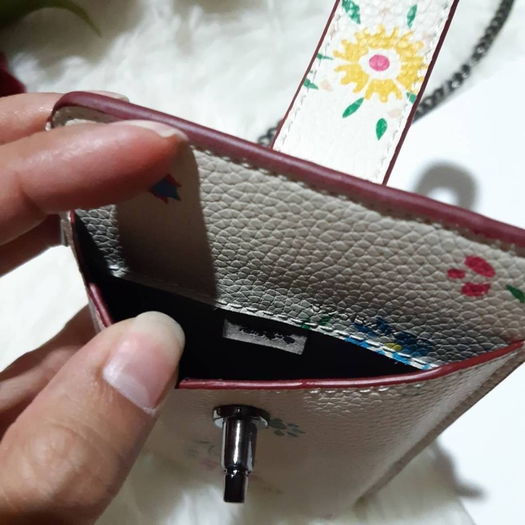 COACH 825 TURNLOCK CHAIN PHONE CROSSBODY IN BLOCKED SIGNATURE CANVAS ฮอตและปังกว่านี้ไม่มีแล้ว!! กระเป๋าเอนกประสงค์ สำหรับใส่โทรศัพท์ ใส่บัตรได้ มีช่องซิปแยกให้ด้วย ขนาดพกพาดีงาม!! 💕 ใส่โทรศัพท์ได้ทุกรุ่นน้า สายสะพายยาวประมาณ 23" (วัดจากไหล่)