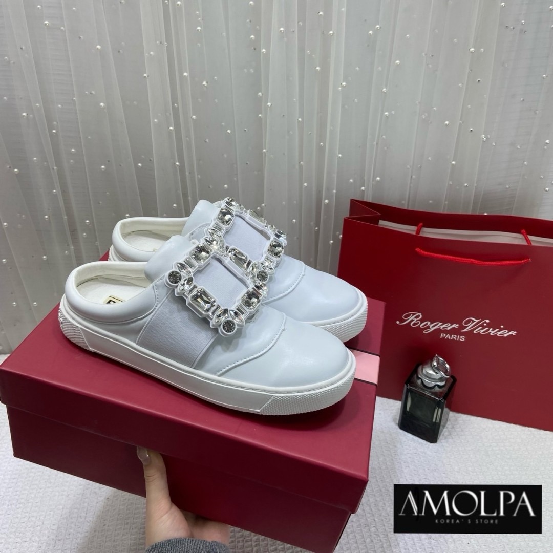 เข้าเพิ่มมมแล้วค้า รุ่นเปิดส้น ใส่สบาย สะดวกกกมากก แอ๊ดเก็บแล้วค้า รุ่นนี้พรีเมียมมาก บอกเลยว่า ไม่ผิดหวังค่ะ สวยยยจริง Hiend 1:1 ROGER VIVIER WOMEN SNEAKER อุปกรณ์ครบ ตามช๊อป รุ่นนี้คือแบบบว่า ... พูดได้คำเดียว ว่าต้องมี!!! เป๊ะ ปัง ปั๊วะ มากกกค่าลูกค้า