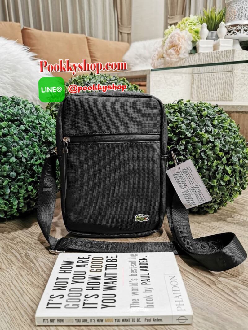 ห้ามพลาด‼️ NEW ARRIVAL! SAFFIANO SHOULDER BAG รุ่นใหม่ล่าสุดจาก Factory ดีไซน์ Unisex ใช้ได้ทั้งชายและหญิง วัสดุหนัง Saffiano เนื้อหนาอยู่ทรงสวยดูดี ด้านหน้ามีโลโก้แบรนด์ มี1ช่องใส่ของช่องหลักเปิดปิดด้วยซิปสะดวกใช้ ภายในมีช่องใส่ของและช่อง