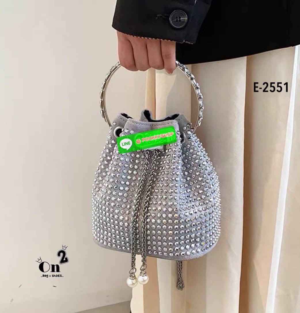 New arrivals 👜👜กระเป๋าแฟชั่นมาใหม่ ทรงขนมจีบ เปิดปิดแบบหูรูด วิ้งๆ น่าใช้มากค่ะสายสะพายโซ่แบบ Cross body จับจองกันเลยคร่าสาวๆไม่มีไม่ได้แล้ว สวยทุกสีคร่า