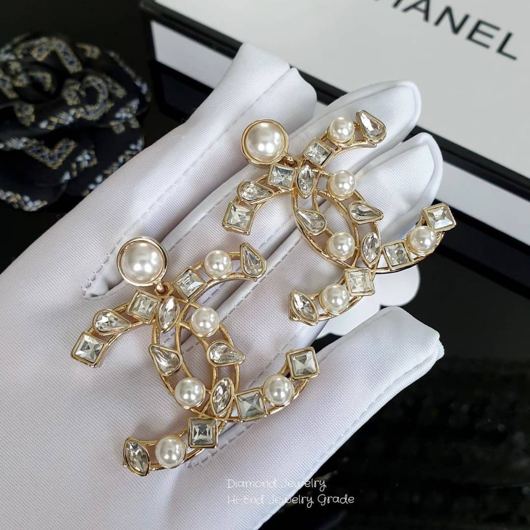 Super Hi-End Quality !!!! ((งาน 1:1 เหมือนในช็อปมากที่สุดในท้องตลาด)) Chanel Earring ต่างหูชาแนลงาน 1:1 เหมือนของแท้เป๊ะๆค่ะ รับรองงานสวยมากกกกก ดูหรู ดูผู้ดีสุดๆ งานดี มุกคุณภาพดีมากๆมากๆคะรับประกันความพอใจเลยค่ะ ตัวเรือนสีทองเฉดอ่อน ไฮโซมากค่ะ คอนเฟิม !