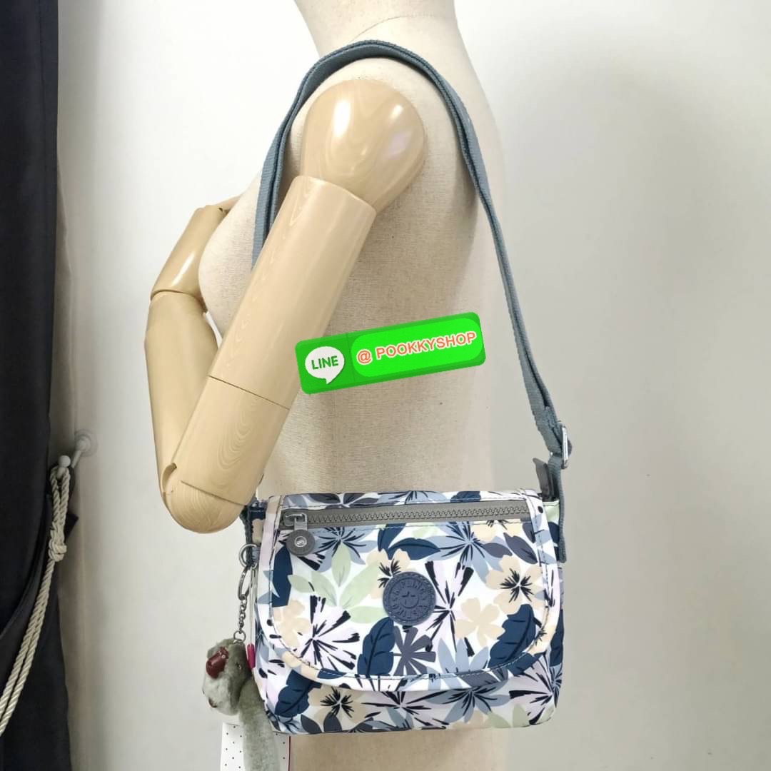 KIPLING SABIAN CROSSBODY MINI BAG กระเป๋าสะพายข้าง วัสดุ Nylon & Polyester 100% ขนาดเล็กกำลังน่ารัก เปิด-ปิดด้วยฝาปิดกระดุมแม่เหล็กและซิปแบรนด์ ด้านในทีแท็กแบรนด์