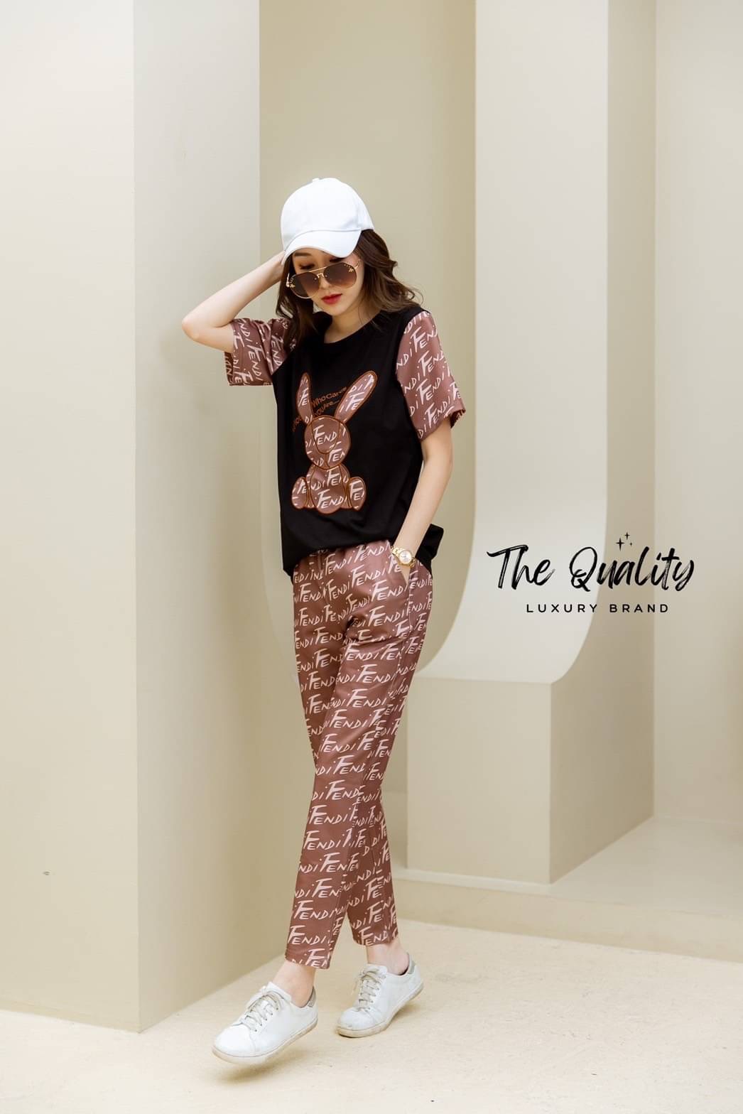 พร้อมส่ง!!! New collection Fendi งานป้ายปักโลโก้เสื้อผ้ายืดกระชับได้ผ้าดีมาก ใส่สบาย กางเกงยืดกระชับใส่เย็นผ้าดีมาก มีกระเป๋า 2 ข้างใส่สบาย รีบจัดแนะนำเลย การันตีคุณภาพดีสุด 10/10 lable Dior