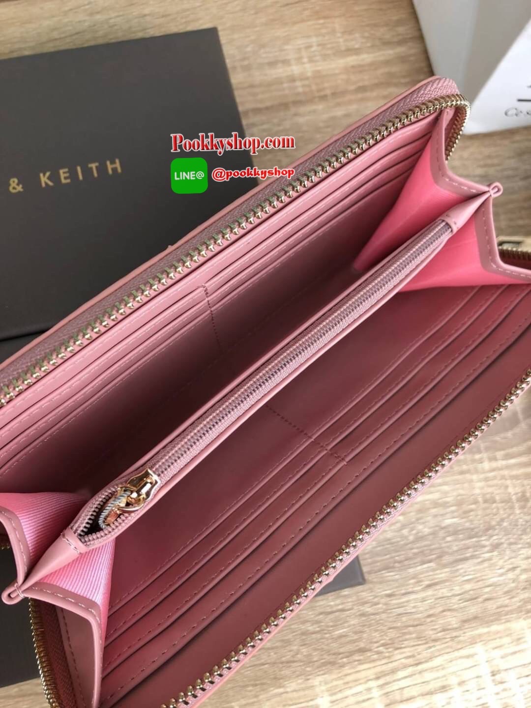 CHARLES & KEITH CROC-EFFECT LONG WALLET กระเป๋าเงินใบยาวซิปรอบ หนังปั๊มลายจรเข้ทั้งใบ ด้านในกระเป๋าแบ่งเป็น 3 ช่องใหญ่ มีช่องซิปใส่เหรียญตรงกลาง จุการ์ด 12 ช่อง สามารถใส่ธนบัตรได้ตามยาวอีก 2 ช่อง ใส่ iPhone plus ได้นะคะ❤️ รุ่นนี้มีแต่สีน่ารักๆเลยค่