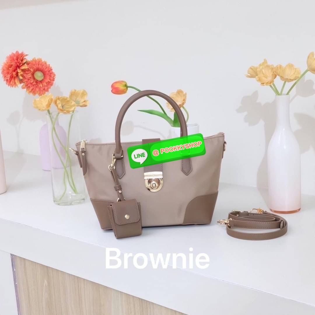 คอลเลคชั่นใหม่ รุ่นขายดี KEEP ‘ Phony bag ‘ อีกรุ่นที่ ถูกถามเข้ามาเยอะที่สุด เป็นกระเป๋า size กลางๆที่ ดีไซน์ให้ออกมาเรียบ หรู หยิบมาใช้งานได้ในทุกๆ วัน