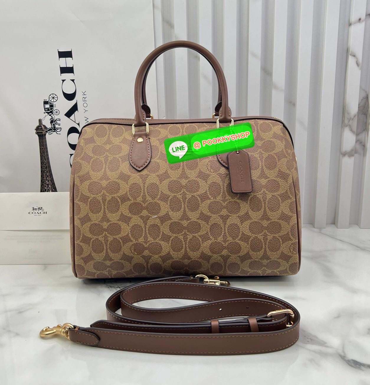 COACH ROWAN SATCHEL IN SIGNATURE CANVAS จุดเด่นของกระเป๋าทรงsatchel bag คือรูปทรงของกระเป๋าดูแข็งแรง มั่นคง ไม่เสียทรงง่าย มาพร้อมหูหิ้วที่ด้านบนของกระเป๋า ลายแคนวาสที่เป็นซิกเนเจอร์แบบเอกลักษณ์ ช่องใช้งานทุ้งภายในและภายนอก นอกจากนี้ กระเป๋าประเภทนี้ยังมี