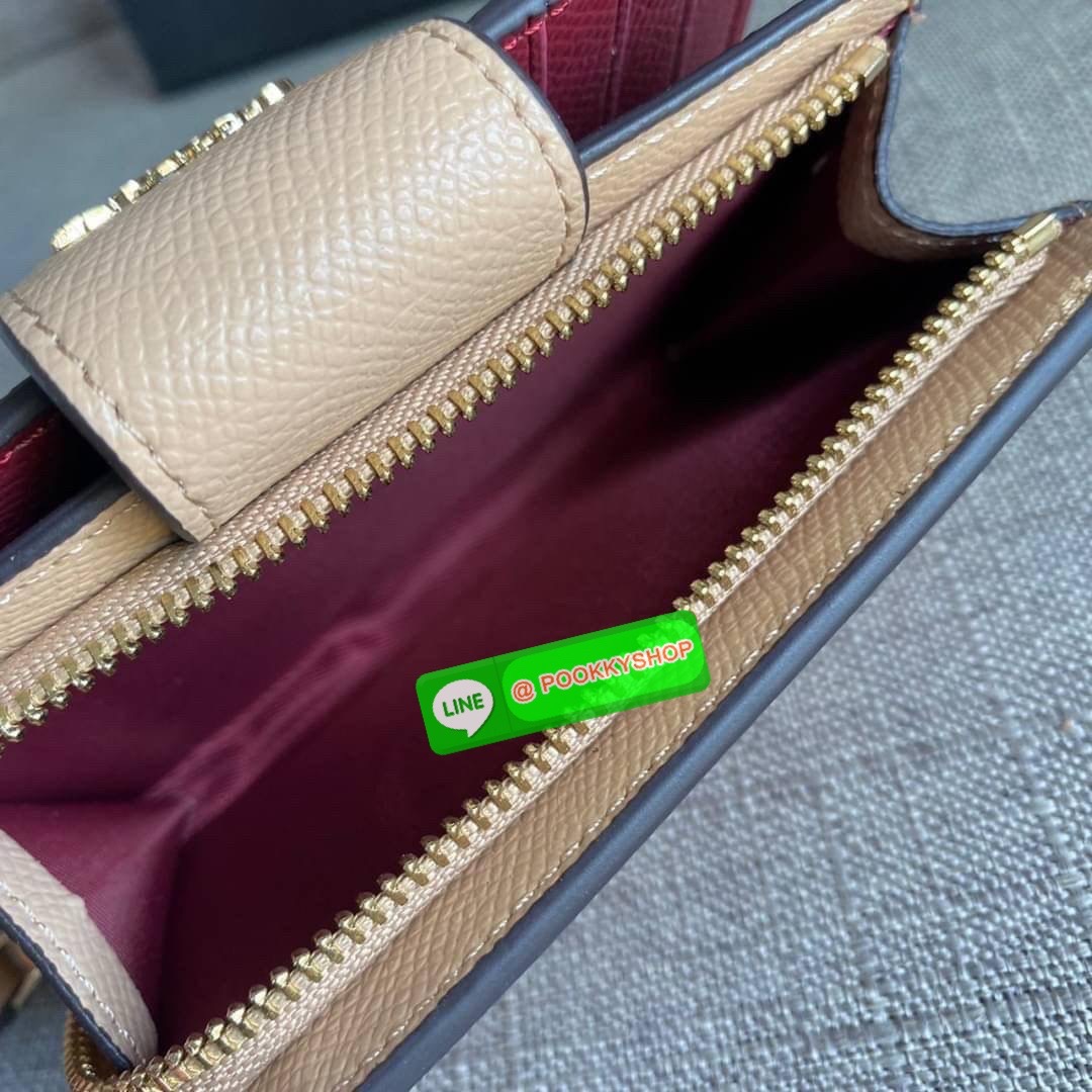 COACH 6390 MEDIUM CORNER ZIP WALLET กระเป๋าสตางค์ใบกลาง สีพื้นเรียบหรู วัสดุcrossgrain ภายในมีช่องใส่บัตรและธนบัตรได้ทุกชนิด มีช่องซิปใส่เหรียญ ขนาดกะทัดรัดพกพาง่าย คนชอบจัดระเบียบกระเป๋าสตางค์แนะนำเลยจ้า