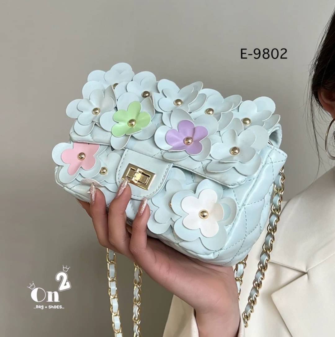กระเป๋าสะพายชาแนล ทรงคลาสสิคเปิดหน้า แต่งดอกไม้รอบใบเพิ่มความ cute ไปอีก สายสะพายยาวครอสบอดี้ได้ค่ะ พร้อมส่ง 6 สีค่ะ
