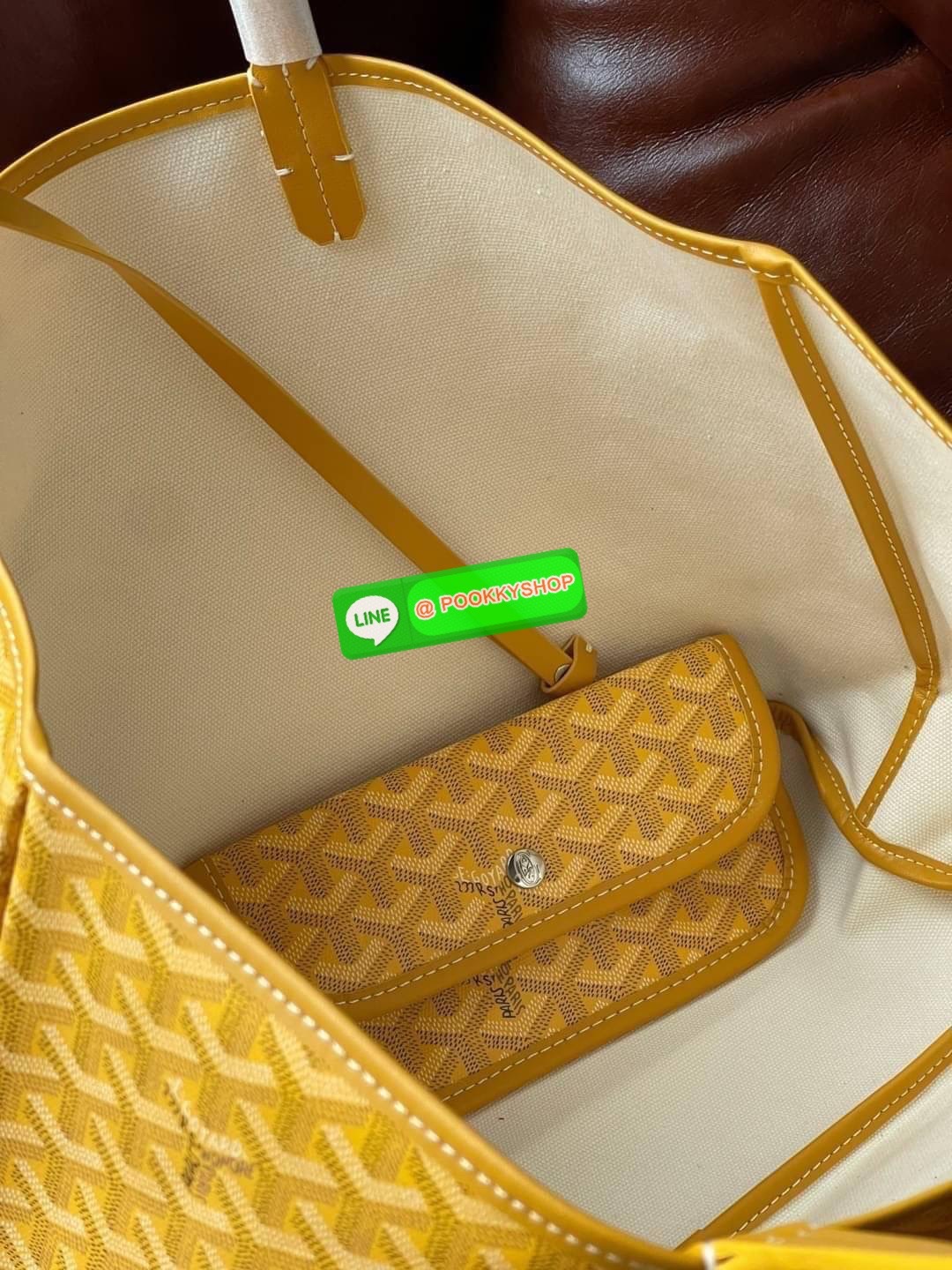 💕 Goyard Saint Louis Pm Bag กระเป๋าสุดคลาสสิกจากแบรนด์เก่าแก่ของฝรั่งเศส ความพิเศษคือแต่ละใบต้องเพนท์ลายโมโนแกรม Chevron ด้วยมือเท่านั้น จึงเป็นเหตุผลที่กระเป๋า Goyard กลายเป็นหนึ่งในกระเป๋าที่คนต้องการ โดยเฉพาะรุ่น St. Louis Tote ที่ว่ากันว่าเป็น