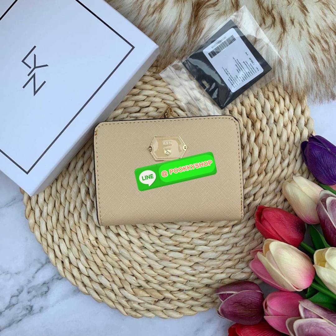 Lyn Wallet กระเป๋าตังLYN ขนาดใบกลาง ด้านหน้าติดโลโก้แบรนด์ ด้านในมีช่องใส่บัตร8ช่อง ช่องใส่ธนบัตรและช่องซิบแยกใส่เหรียญ ตัวจับซิบปั๊มแบรนด์ ใครกำลังมองหากระเป๋าสตางค์สีเรียบๆชิคๆแนะนำค่ะ