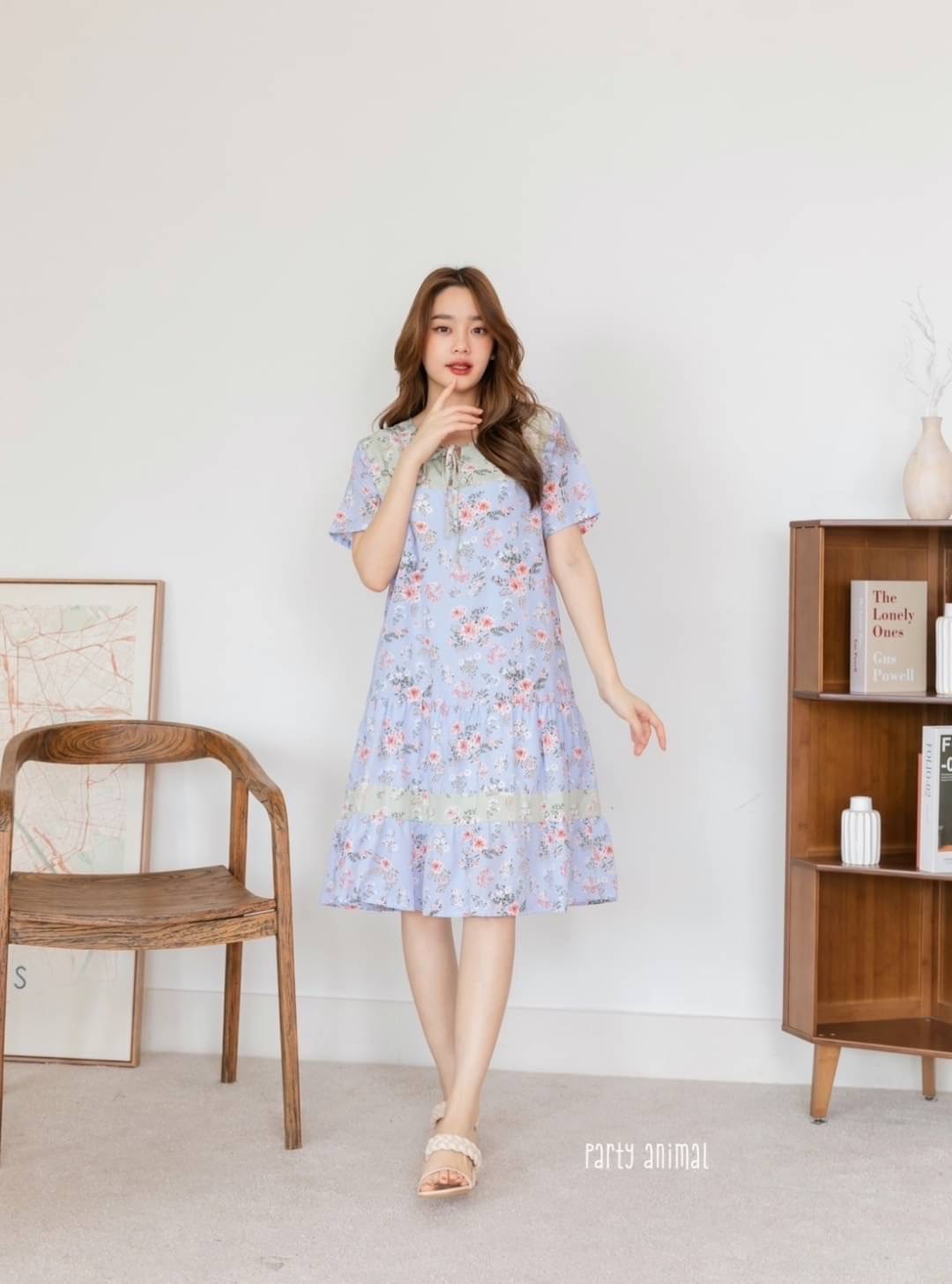 เดรสลายดอกไม้ตัดต่อสลับสีแบบทูโทน ทรงปล่อยต่อชายระบายสองชั้น คอผูกโบว์ได้ เนื้อผ้าไหมญี่ปุ่นพริ้วๆใส่สบาย งานมีซับในตัวค่ะ ซิปหลัง มีกระเป๋าข้างค้า 2สี