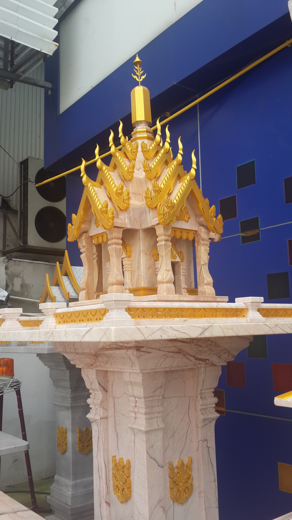 ศาลพระภูมิทรงปราสาท ขนาด ฐานกว้าง 126ซม คู่ศาลตายาย ลงทอง