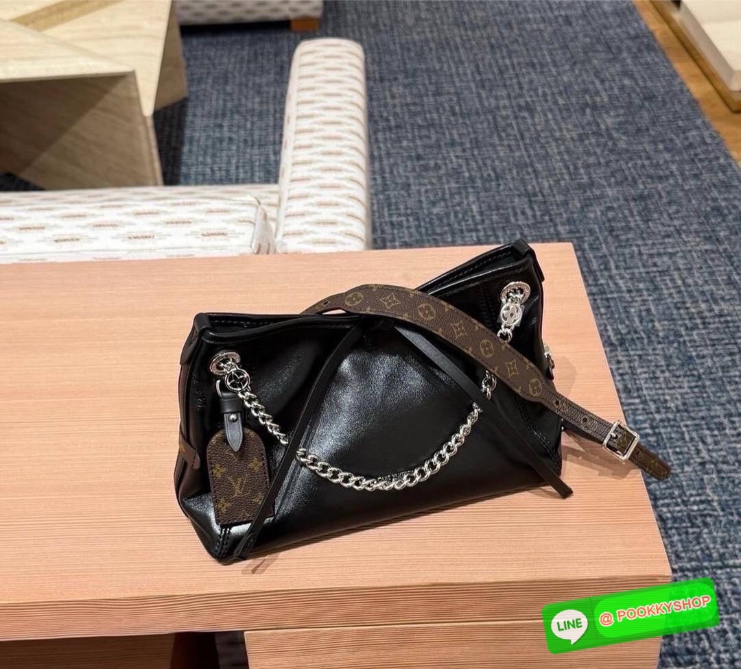 🕊️ พร้อมส่ง | LV CarryAll Vibe BB ใหม่ล่าสุด กระเป๋าสะพายทรงโท้ทไซส์เล็ก สวยหรูดีไซน์เรียบง่ายคลาสสิค ดูผู้ดี มาพร้อมใบลูกลายโมโนแกรมสุดไอคอนิก รูปทรงสวยตลอดกาล ใช้ได้กับทุกลุค ทุกโอกาส ภายในโล่งกว้างมาก ใส่ของสำคัญได้ครบแน่นอนจ้า