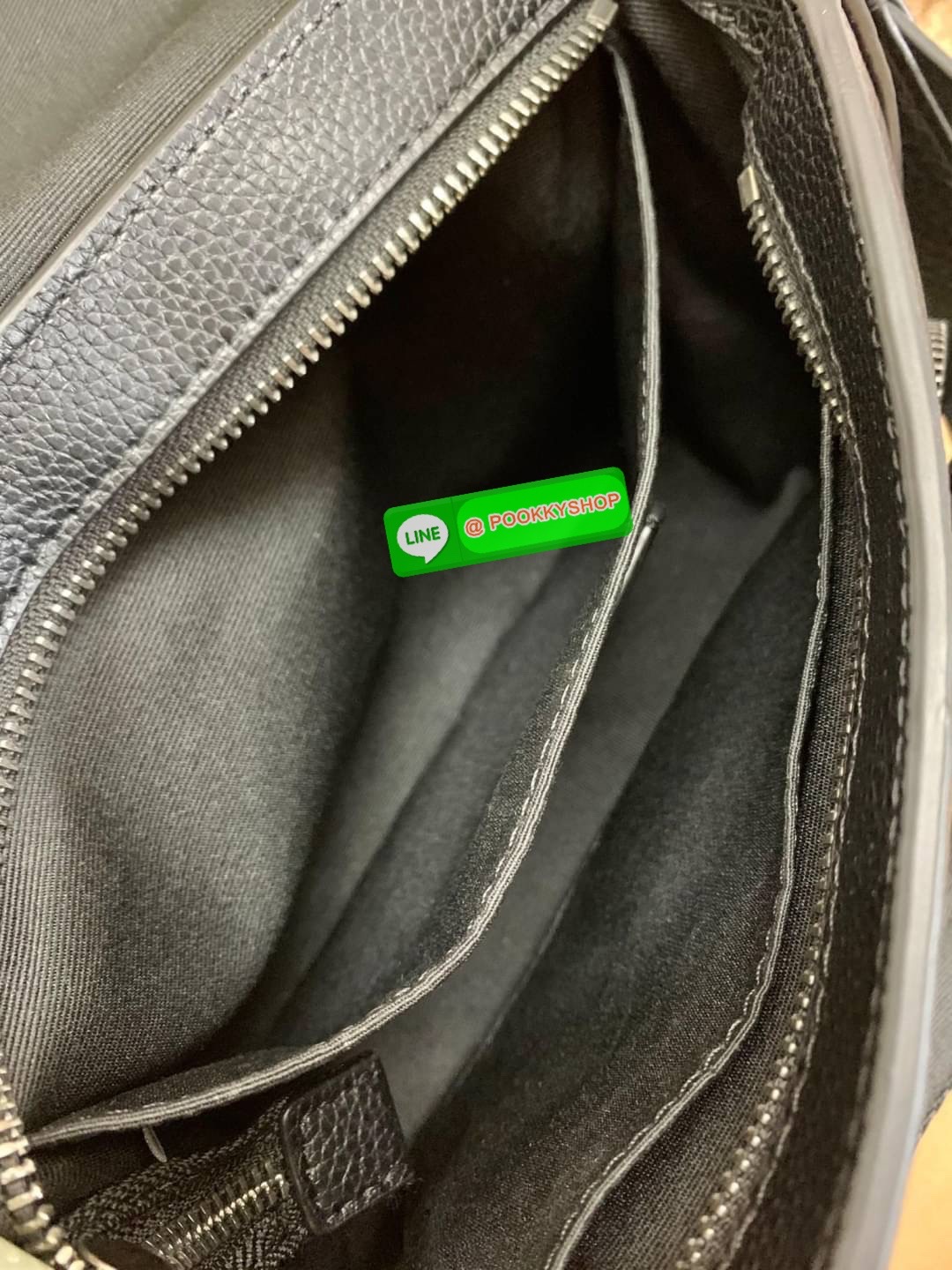 NEW ARRIVAL! COACH SULLIVAN FLAP CROSSBODY IN SIGNATURE ((C9870)) พร้อมส่งก่อนใคร! ทรง สวยเก๋ กระเป๋าสะพายแบบครอสบอดี้ร์ของคุณผู้ชายเค้าเลยค่ะ หนังแท้2แบบสวยงาม น่าใช้มากๆ ✔️รุ่นนี้พิเศษห้อยป้ายแแบรนด์ด้านข้างมาให้2ป้ายเลยค่ะ ด้านหน้ามีช่องซิปใส่มื