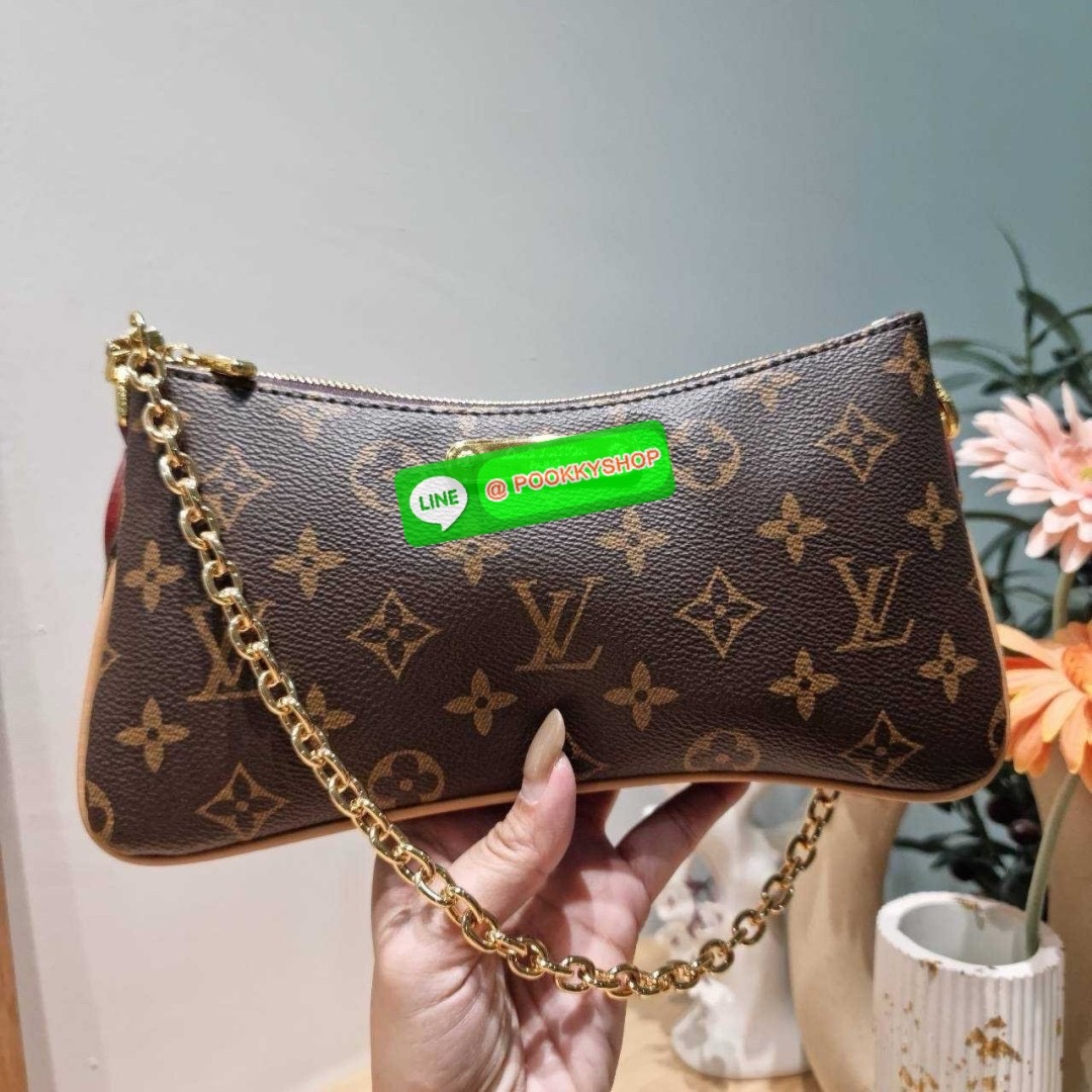 🔆 Model LV liv pochette 🔆 Details ยังคงมีความเป็นเอกลักษณ์ ดีไซน์ลวดลายโมโนแกรมเรียบหรู กับกระเป๋าทรงสวยจากเคาน์เตอร์ dutyfree สวยจับต้องได้ เก๋มากๆ เพลทโลโก้สีทองโดดเด่น มาพร้อมสายสะพายถึง 2 แบบ สายโซ่และสายหนัง ที่สามารถปรับใช้สร้างลุคได