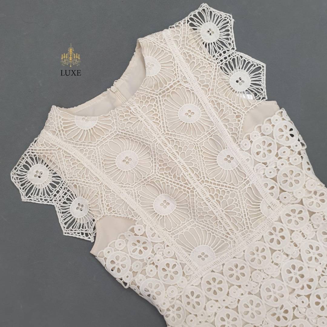 Guipure Lace Dress Label : LEA เดรสเสื้อคอกลมแขนกุด กระโปรงบานทรงเอยาวคลุมเข่า ทำจากลูกไม้โครเชต์เนื้อนุ่ม ทอลายสวยคมชัด แต่งสลับผ้าเน็ตซีทรู มีซิปซ่อนและซับในอย่างดี คัตติ้งเนี้ยบ เรียบหรูดูดีค่ะ