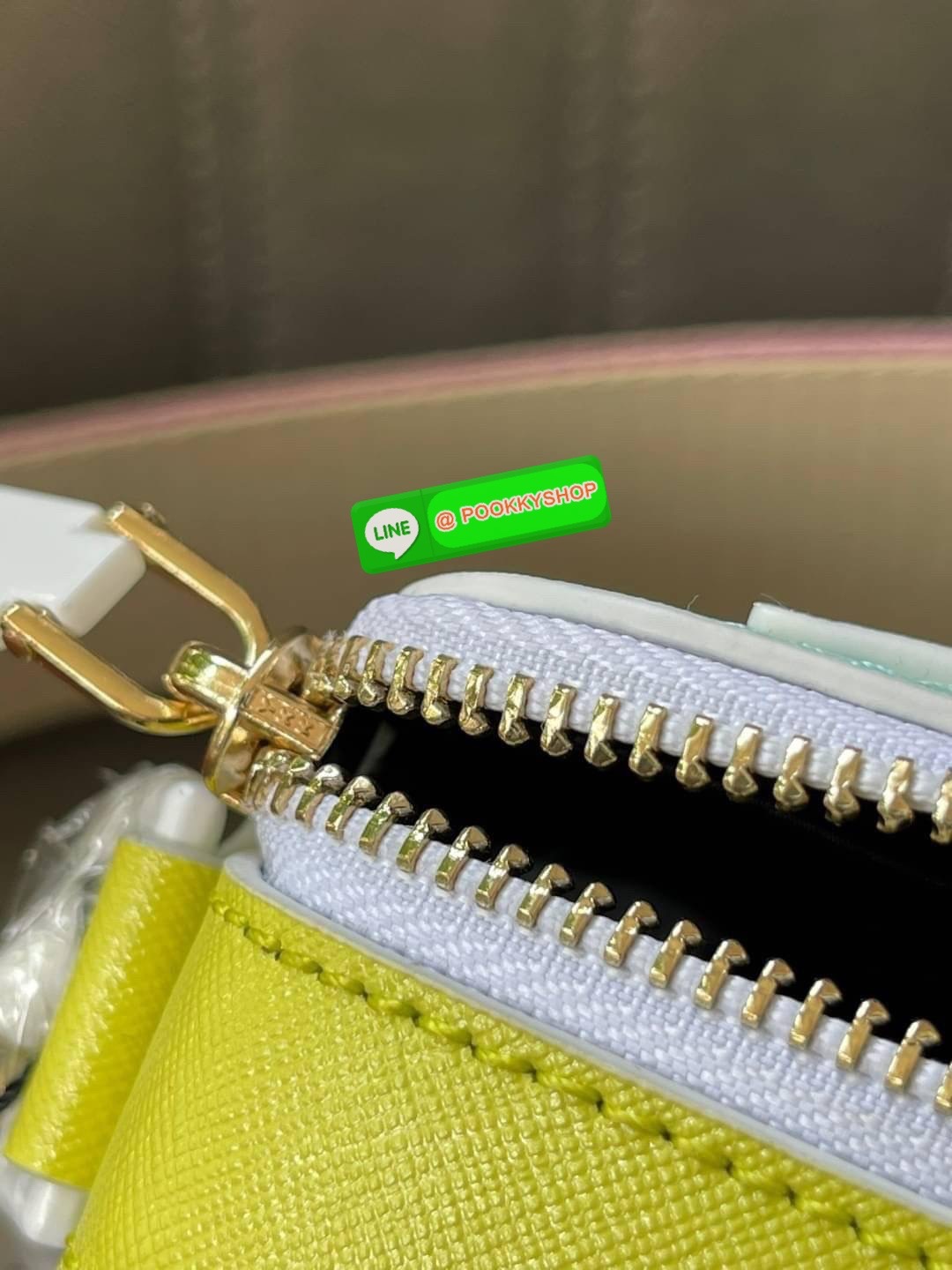 💕 Marc Jacobs Snapshot Bag กระเป๋าแบรนด์ดังจากสัญชาติอเมริกัน นับได้ว่ารุ่นนี้เป็นรุ่นทรงฮิตของ marc jacobs เลยทีเดียว โดยด้านหน้ากระเป๋าจะเป็นโลโก้แบบโลหะที่เป็นสัญลักษณ์ของแบรนด์นี้ มาพร้อมสายสะพายที่จะสะพายยังไงก็ดูโดดเด่น เพราะขนาดใหญ่ที่สกรีน