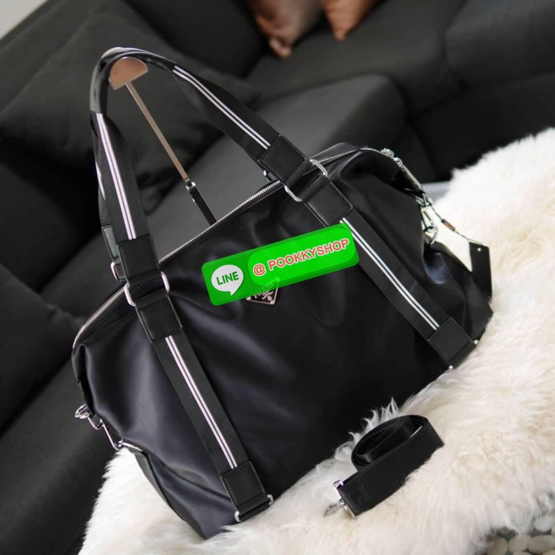 พร้อมส่งที่ไทยอีกครั้งกับ กระเป๋าใบใหญ่ กระเป๋าเดินทางแบบถือ ทรง TRAVEL BAG ใส่ของได้เยอะมาก งานพรีเมียมสมนาคุณแบรนด์ดังอย่าง PRADA ไปต่างประเทศได้สบาย ตัวกระเป๋าทำจากผ้า NYLON เคลือบอย่างดี สามารถกันน้ำได้ อะไหล่เงินทั้งใบ ด้านหน้าประดับโลโก้แบรนด์สุดหรู