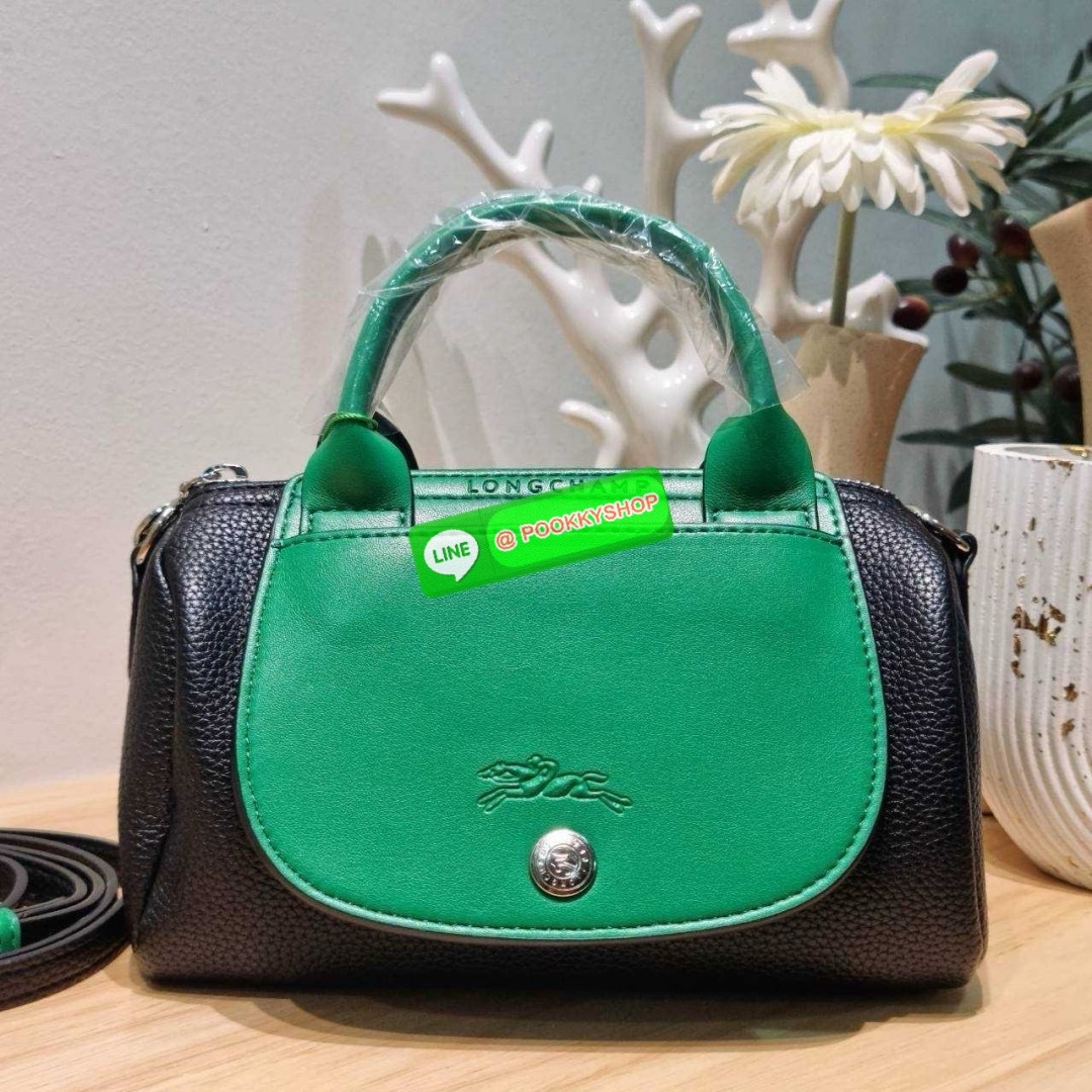 Longchamp le pliage xtra XS leather crossbody bag 🔆 Details มาใหม่! กับกระเป๋าถือ/สะพายรุ่นยอดฮิต ที่มาในดีไซน์ทูโทน โดดเด่นมีกิมมิค น่ารักน่าใช้สุดๆ รูปทรง cylinder ใช้งานง่าย ฝากระเป๋ามีช่องเล็กๆให้ได้ใส่บัตร ใส่ธนบัตรแบบหยิบจับง่ายๆ ช่องหลักเป็
