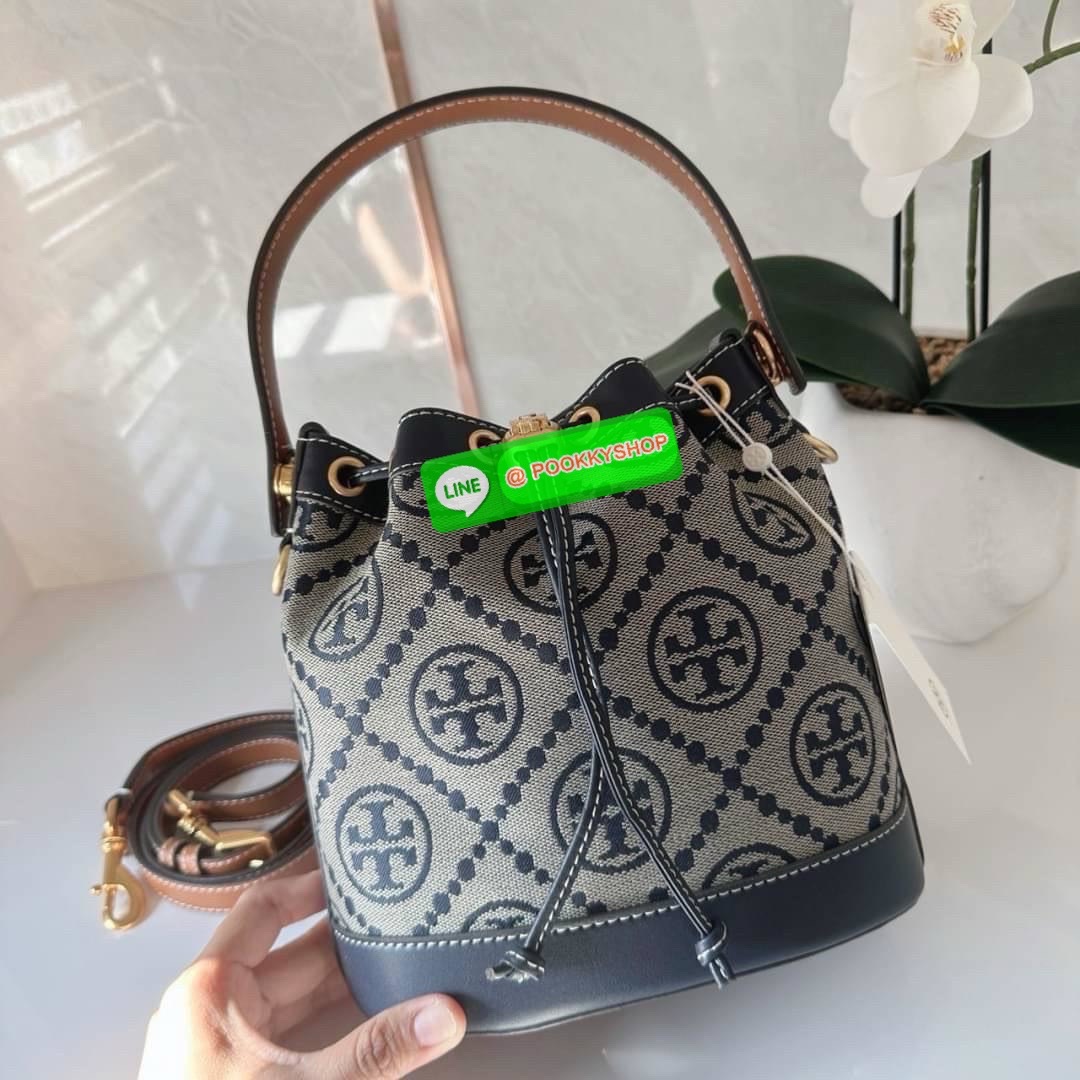 TORY BURCH T MONOGRAM JACQUARD BUCKET BAG กระเป๋าสะพาย ทรงบัคเกต รุ่นฮอต สไตล์ไหนเข้าได้ ทุกลุค วัสดุ jacquard ตัดขอบหนังแท้ ภายในเป็นช่องโล่งกว้าง ใส่ของได้เยอะหยิบจับสะดวก มาพร้อมสายสะพายข้างหนังแท้ ถอดและปรับระดับได้สะพายชิวได้ทุกโอกาส