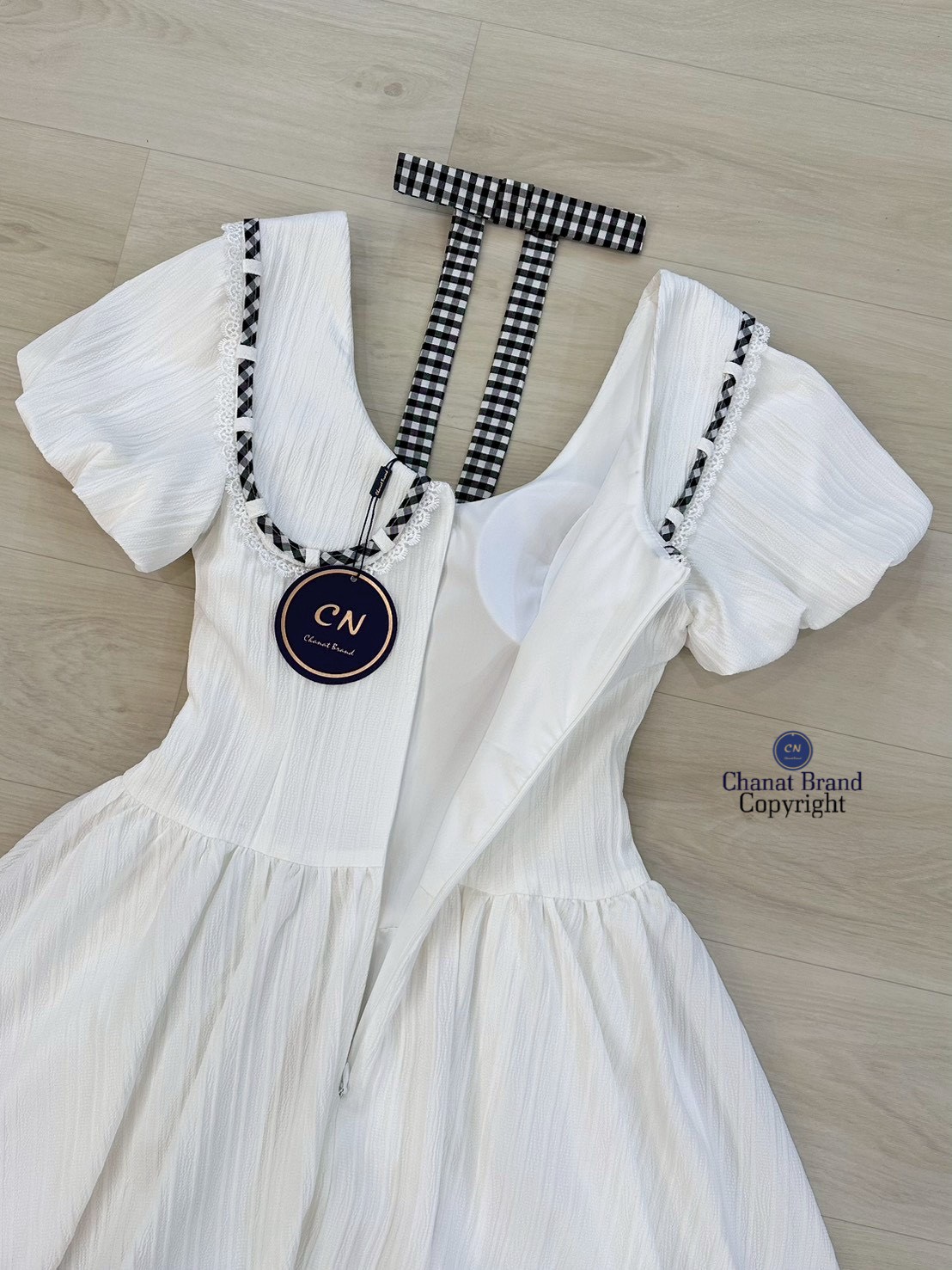 เดรสแฟชั่น มินิเดรสแขนตุ๊กตาสีขาว คอปกใหญ่ ดีเทลแต่งคอเปิดกว้าง