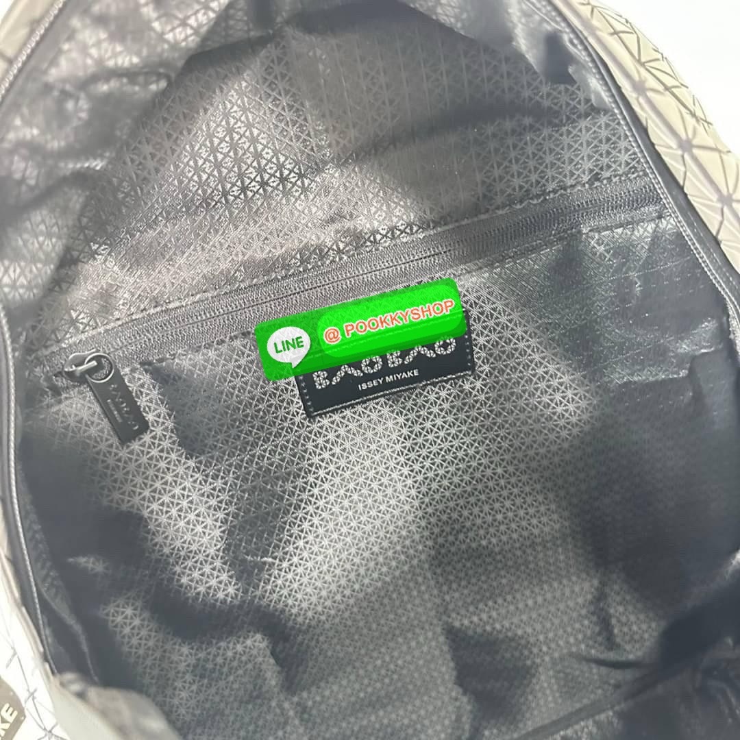 BAO BAO ISSEY MIYAKE KURO DAYPACK BACKPACK 🔖กระเป๋าเป้รุ่นฮอตทรงเรขาคณิตที่สุดในญี่ปุ่น KURO ภาษาญี่ปุ่นคือมาความเก๋ไก๋ เป็นกระเป๋าเป้ที่น้ำหนักแต่สามารถรับน้ำหนักได้ดี 🔖วัสดุ โพลียูรีเทน(Polyurethane) น้ำหนักเบา มีความแข็งแรง 🔖เปิ