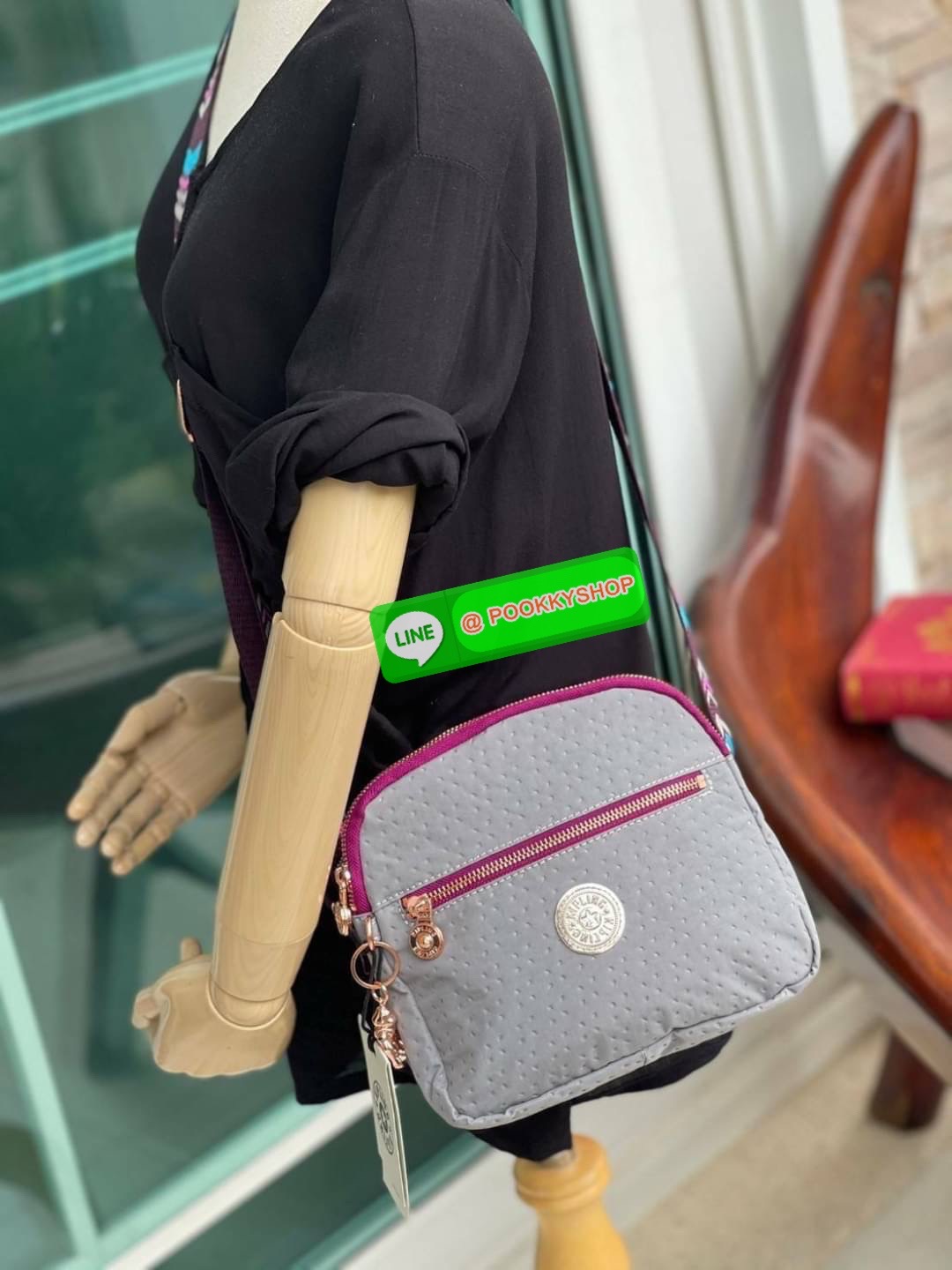 Kipling Keefe Crossbody Bag กระเป๋าสะพายคอลเลคชั่นใหม่จาก Light sand ขนาดกำลังดี ใส่กระเป๋าสตางค์ยาวได้ มีช่องใช้งานถึง4ช่อง สายสะพายปรับสั้นยาวได้ฟรีไซส์ ใช้งานสายคู่ คล้องไหล่ หรือปรับสายยาวสะพายพาดลำตัวดูลำลองไปอีกแบบ สำหรับสาวๆที่อยากหากระเป๋าคู่ใจสัก