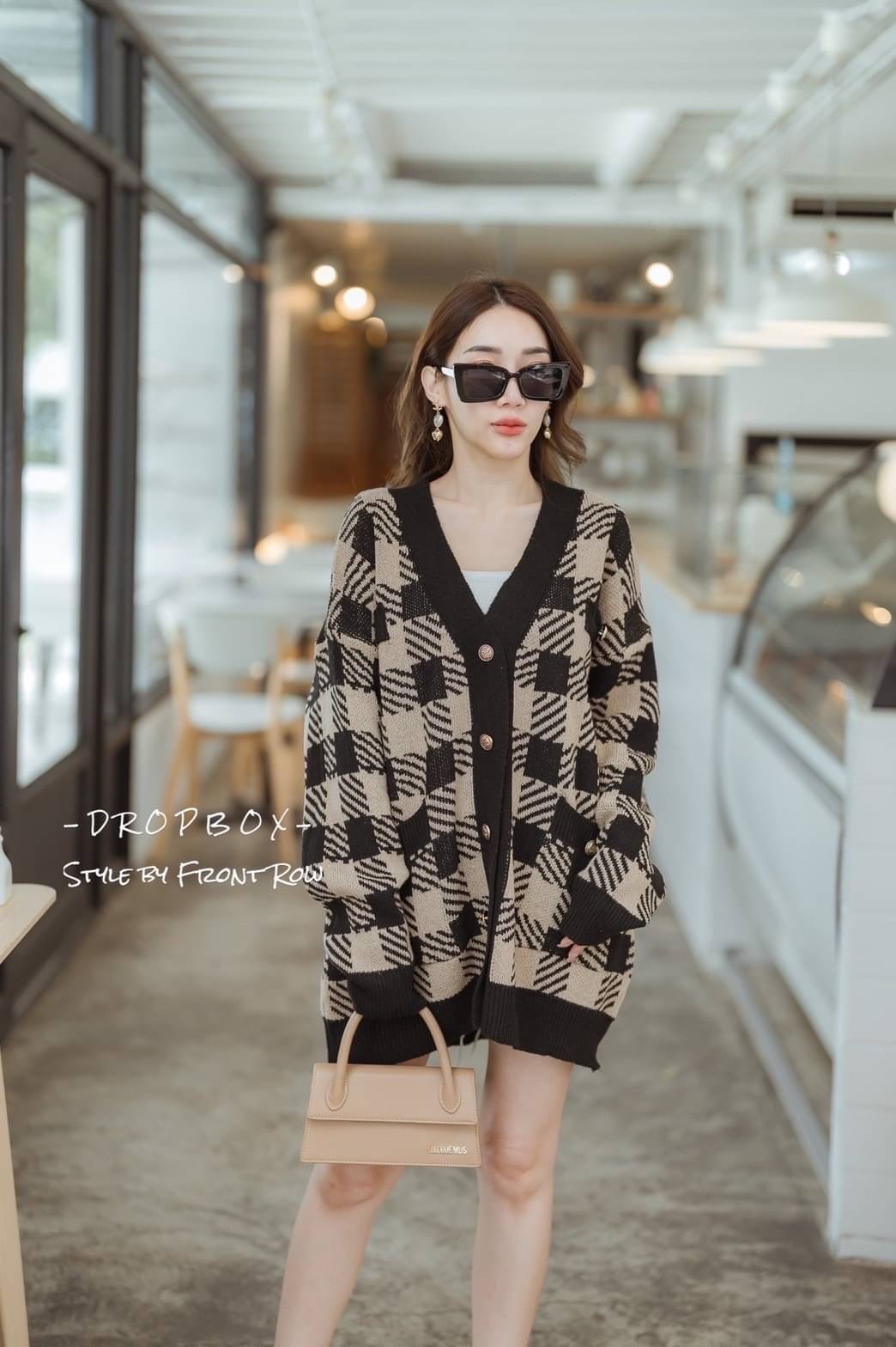 DROPBOX Style by Front Row Korea Oversize 2 Tone Big Shino Long Sleeves Knitting Cadigan เสื้อคาดิเเกนไหมพรมเเขนยาว งานผ้าไหมพรมทรงโอเวอร์ไซส์ กระดุมเรียงหน้า ผ้าไหมพรมนิ่มๆ รุ่นนี้ทรงโอเวอร์ไซส์ใส่เกาหลีๆ เลยคะสาวๆ