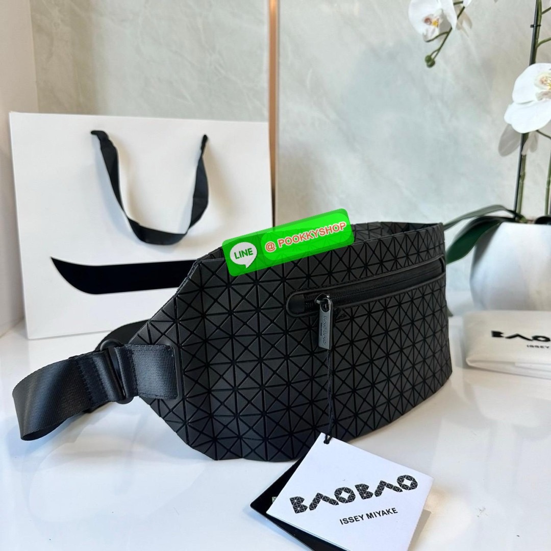 BaoBao Issey Miyake baton belt bag 🔖กระเป๋าคาดเอว/คาดอก เอกลักษณ์โดดเด่นตลอดทั้งใบ สุดเทห์ น้ำหนักเบาพกพาสะดวก 🔖วัสดุ: โพลียูรีเทนผสมหนัง 🔖เปิด-ปิดแบบซิปบน และมีช่องซิปด้านหน้า ภายในมีช่องแยกสัดส่วน 2 ช่อง ซับในผ้าไนลอน 🔖สา