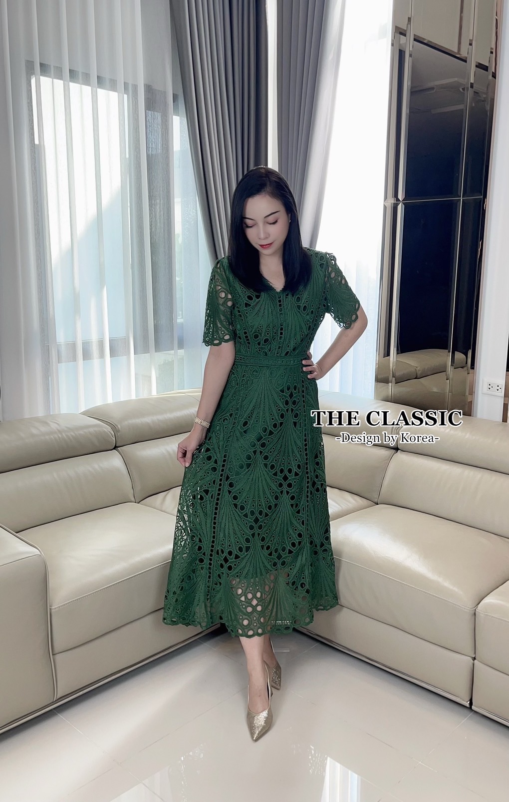 เดรสแฟชั่น เดรสยาวลูกไม้ คอวีแขนสั้น ใช้ผ้าลูกไม้เนื้อหนาอย่างดี ขึ้นลวดลายดอกไม้