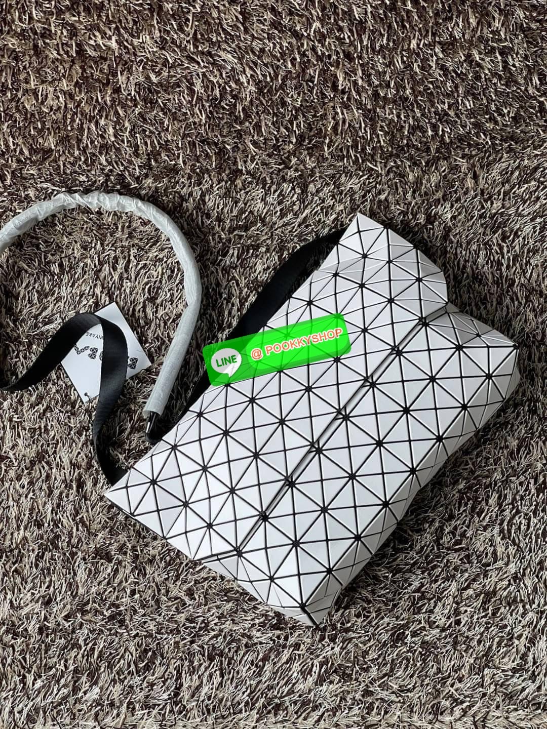 💕Baobao Issey Miyake Prism Sac ชาวมินิมอลทั้งชายและหญิงต้องถูกใจรุ่นนี้ เพราะ Prism Sac เป็นกระเป๋าแบบ unisex ที่มาพร้อมกับความเรียบง่ายของวัสดุเนื้อแมตต์ แต่ให้ลุคสไตล์เท่แบบคูลๆ โดดเด่นด้วยดีไซน์ที่ออกแบบมาให้ใช้งานที่ง่าย ตอบโจทย์ทุกสถานการณ์ฝา