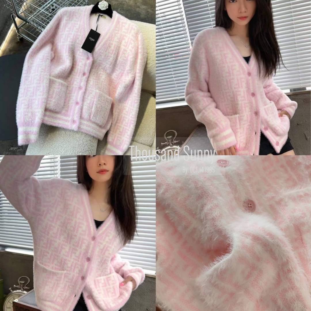 Fendi cardigan เสื้อคลุมผ้าไหมขนกระต่าย (กระต่าย) พรมทอเส้นเล็ก ผ้าเนื้อดีมากค่ะ ผ้าหนานุ่ม เนื้อนิ่มสุดๆค่ะ ผ้ามีน้ำหนัก ยืดหยุ่นได้เยอะ ผ้าใส่สบายผิว ตัวเสื้อทอลาย Fendi Logo ทั้งตัว งานทอแน่นๆ ไม่ต้องกลัวย้วย งานสวยจริงไม่จกตา มีกระเป๋าล้วง 2 ข้าง แต่ง