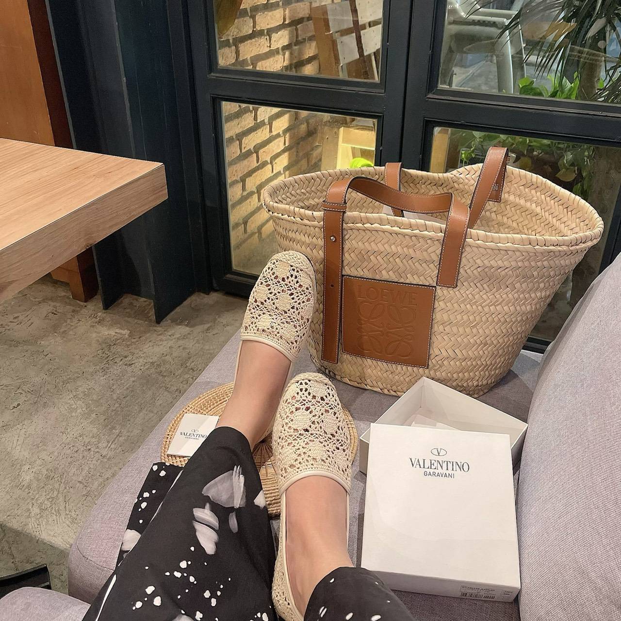 พร้อมส่ง ปังกว่านี้ ไม่มีอีกแล้ว ห้ามพลาดทุกประการสำหรับรุ่นนี้ ลูกไม้ Valentino ตัวใหม่ล่าสุด เพิ่งขายที่เรา ที่แรก ร้านอื่นไม่มีนะค่ะ บอกเลย หนังนิ่มสุด ใส่สบาย ทรงสวยมากกกก