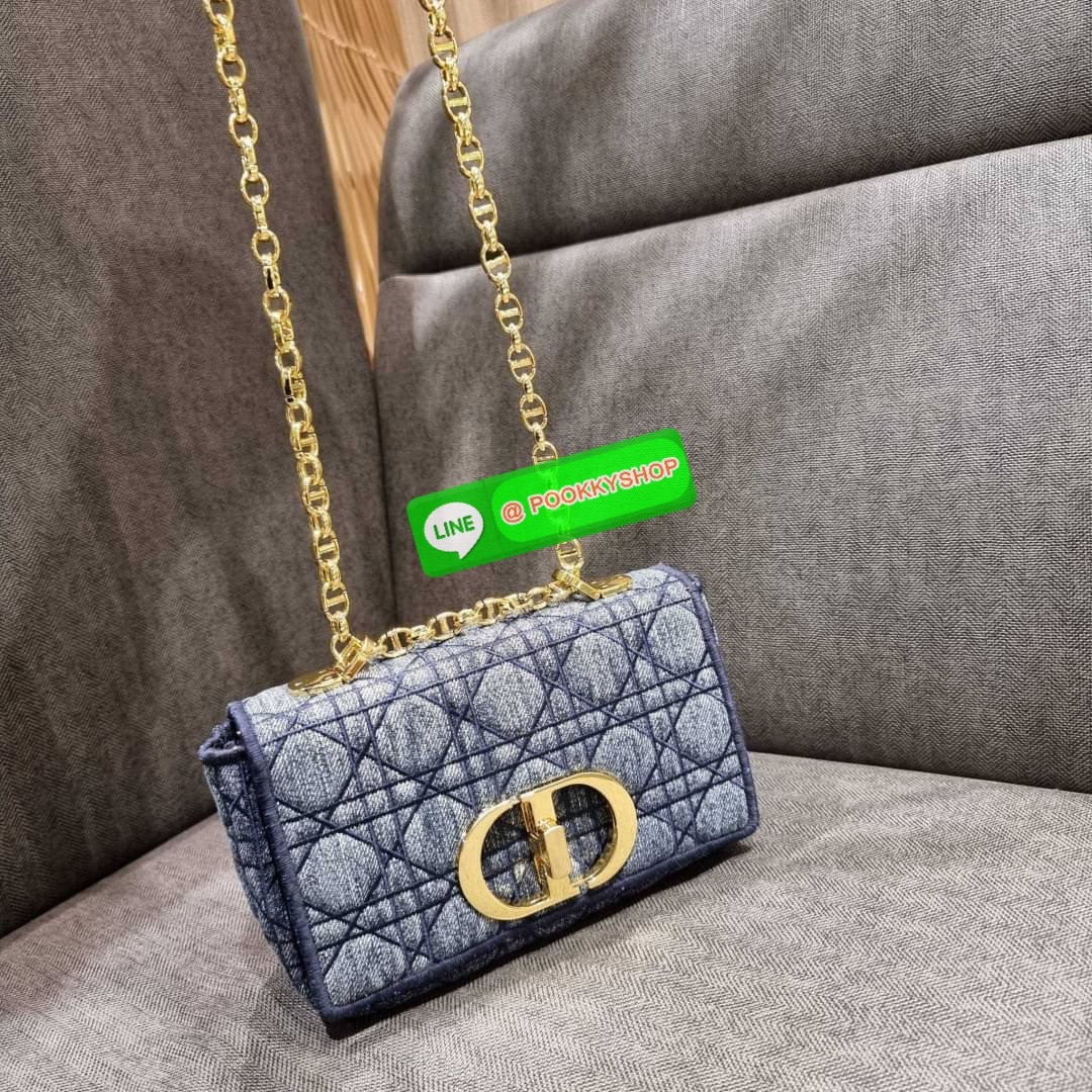 NEW IN CD SMALL CARO SHOULDER BAG กระเป๋าสะพายข้างพรีเมี่ยมกิ๊ฟทรงสวย ดีไซน์ย้อนยุค ที่รอบนี้โดดเด่นเป็นเอกลักษณ์มากๆ ดีไซน์สีเดนิมคลาสสิค เปิด-ปิดด้วยอะไหล่บิดล็อค หรูหรา ใช้งานง่าย วัสดุผ้าเดนิมทนทาน ภายในเป็นช่องโล่ง มีช่องย่อย ด้านหลังก็ยังมีช่องใส่บั