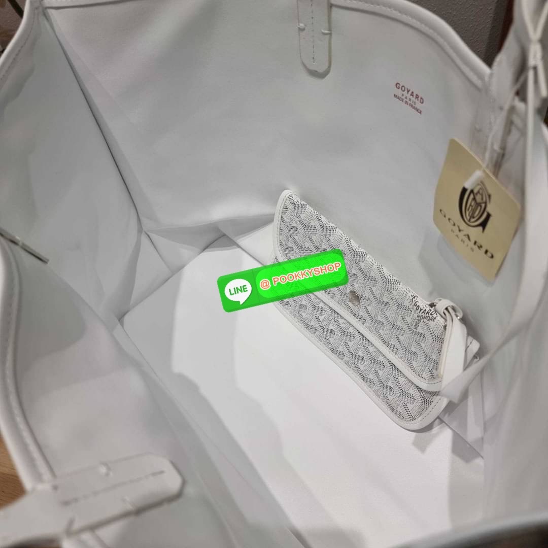 GOYARD ANJOU REVERSIBLE TOTE 🔆 Details ฮอตไอเท็ม กับกระเป๋าสะพายทรงโท้ท ใบใหญ่จุใจ!! มาครบสีขายดี เลิศทุกสี รูปทรงคลาสสิค ดีไซน์เป็นเอกลักษณ์ ใช้งานได้หลากหลาย สามารถกลับด้านใช้ได้แบบไม่มีเบื่อ พิมพ์ลายสวยคม ภายในโล่งกว้างมาก มาพร้อมหูคล้องไหล่ในต