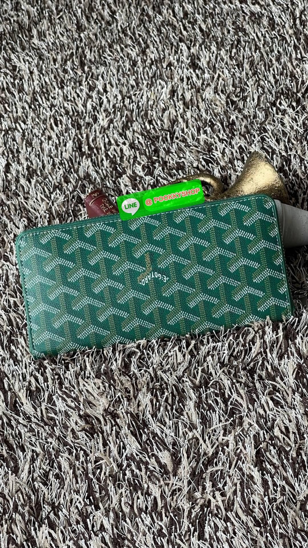 Goyard Matignon GM Wallet แบรนด์สัญชาติฝรั่งเศสที่มีความคลาสสิคและลวดลายอันเป็นสัญลักษณ์ อีกหนึ่งรุ่นที่แนะนำ กระเป๋าสตางค์ แบบยาว Matignon GM ที่มีซิปปิดสนิทและปลอดภัย ช่องใส่การ์ด 12 ช่อง ช่องซิปตรงกลาง และช่องเก็บของขนาดใหญ่ 2 ช่อง ช่วยให้คุณเก็บการ์ด