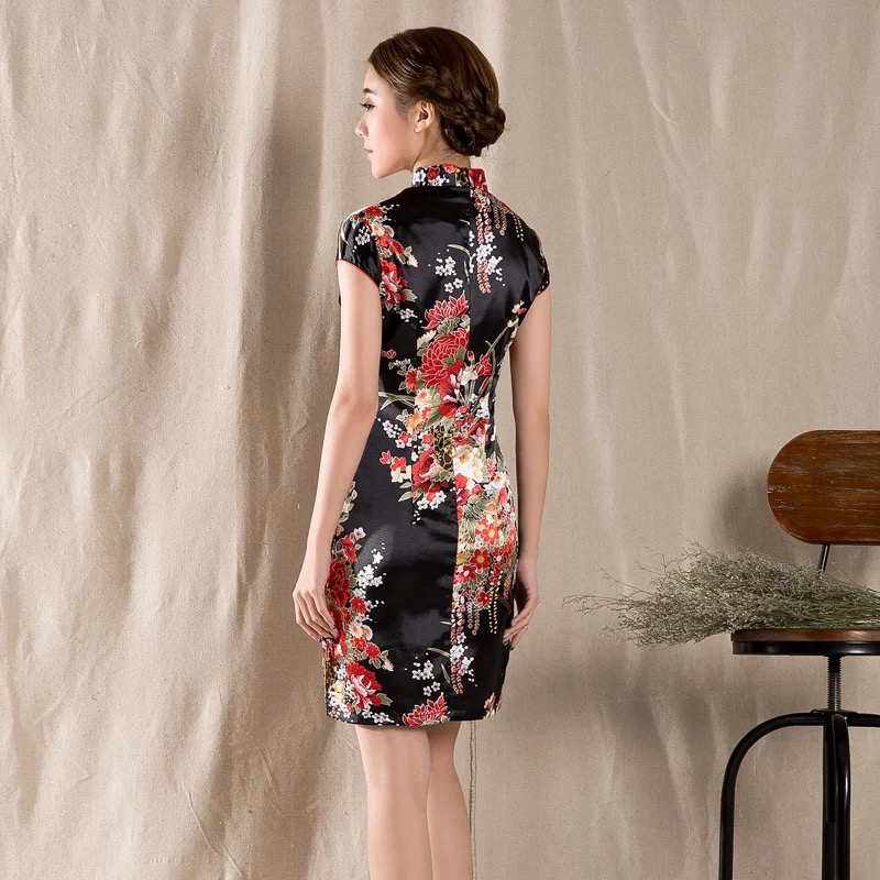 ชุดกี่เพ้าประยุกต์ ชุดกี่เพ้า สาวหมวยอินเตอร์ สีดำ ลายดอกไม้ แต่งแหวกข้าง