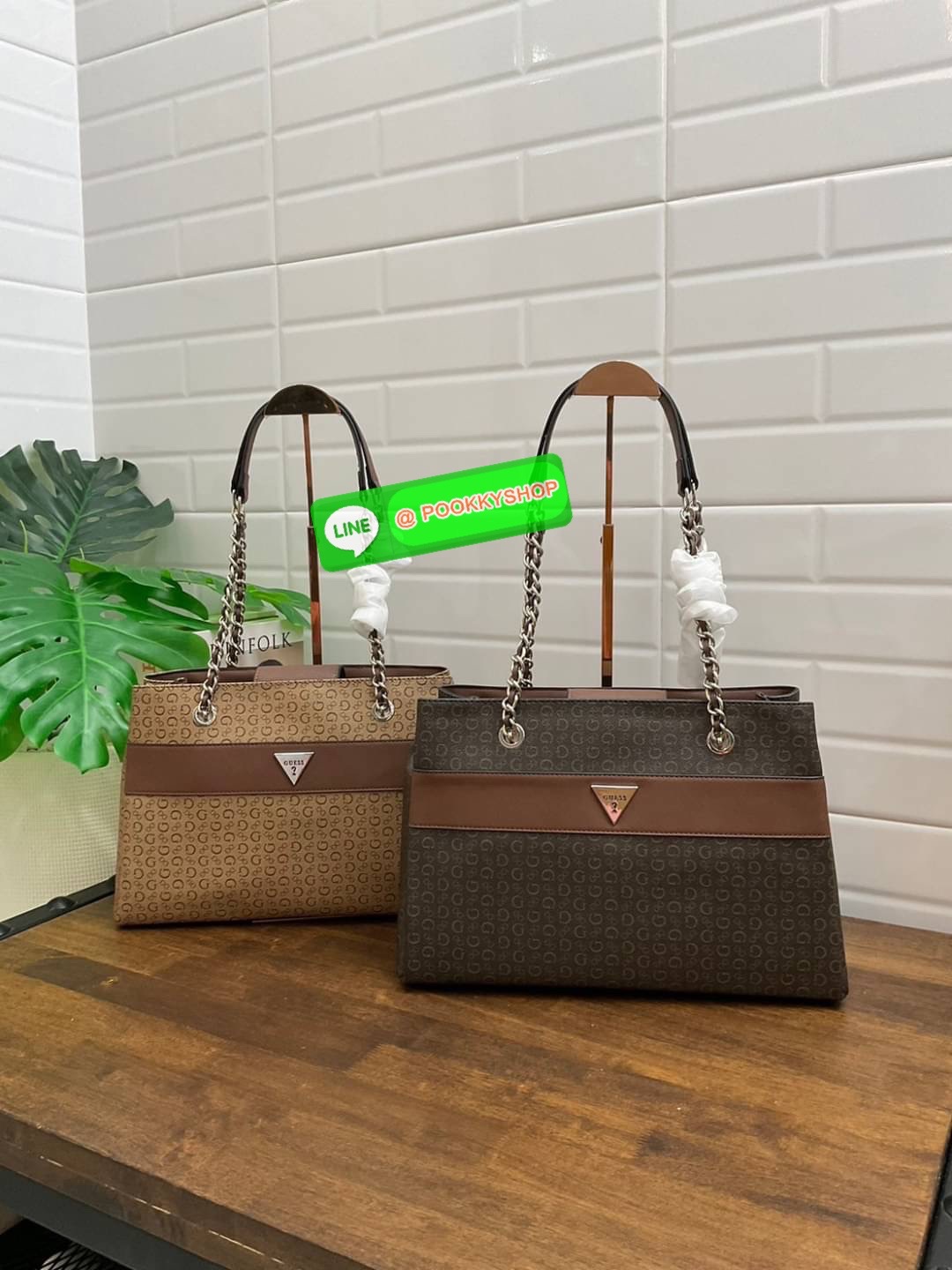 GUESS กระเป๋าสะพายผู้หญิง รุ่น SV859606 VIOLET SATCHEL กระเป๋าถือหรือสะพายสินค้านำเข้าจาก GUESS FACTORY รุ่นยอดนิยม ลายโลโก้ รอบใบ หนัง faux-saffiano หนังคุณภาพดี ตั้งอยู่ทรง สายโซ่ทองต่อหนังสะพายไม่เจ็บไหล่ โลโก้แบรนด์ สวยโดดเด่นที่กระเป๋าด้านหน้า เปิดปิ