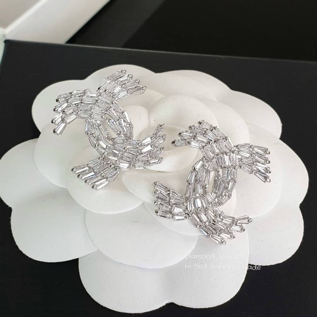 New Arrival !!!!! Chanel Earring ต่างหูชาแนลเพชร 3 แถว งานเกรด jewelry งานเพชร Premium CZ แท้ เพชรคัดเพชรสวย วิ้งมากๆค่ะ ใส่เป็น everyday look ใส่ได้ทุกวัน ดูเรียบๆ หรูๆ วิ้งๆ คู่นี้แนะนำมีติดบ้านไว้เลยจ้า รับรองไม่ผิดหวังค่ะ ตัวเรือนสีเงิน ไม่ลอกไม่ดำ Ma