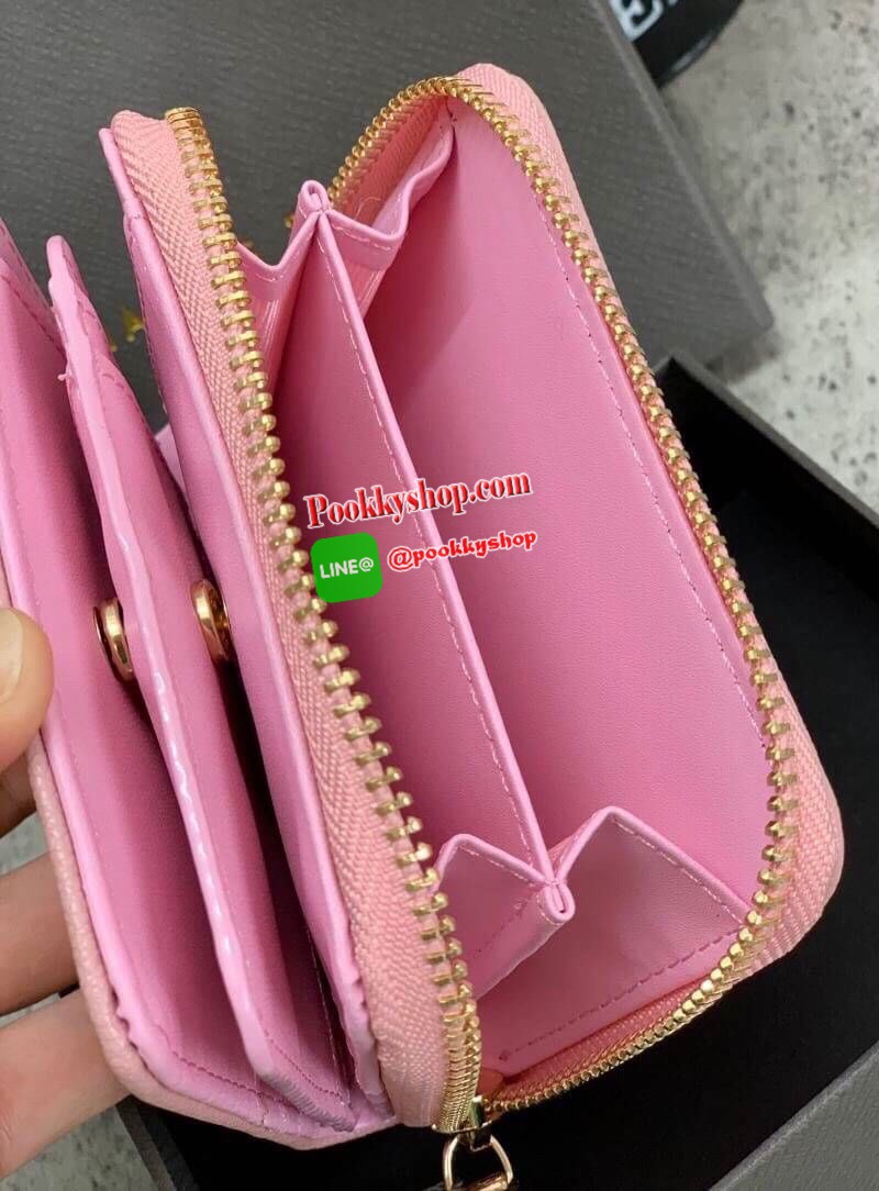 New !! CHARLES & KEITH SHORT WALLET BAG กลับมาอีกครั้ง รุ่นขายดีค่ะ!! รอบนี้สินค้าราคาพิเศษค่ะ กระเป๋าสตางค์ใบสั้น ด้านหน้ามีโลโก้แบรนด์ แยกช่องซิปออกสำหรับใส่เหรียญ ช่องหลักเปิดปิดแบบกระดุม มีช่องใส่บัตรต่างๆ ได้หลายใบนะค่ะ พร้อมช่องใส่ธนบัตรหนึ่งช่องค่ะ