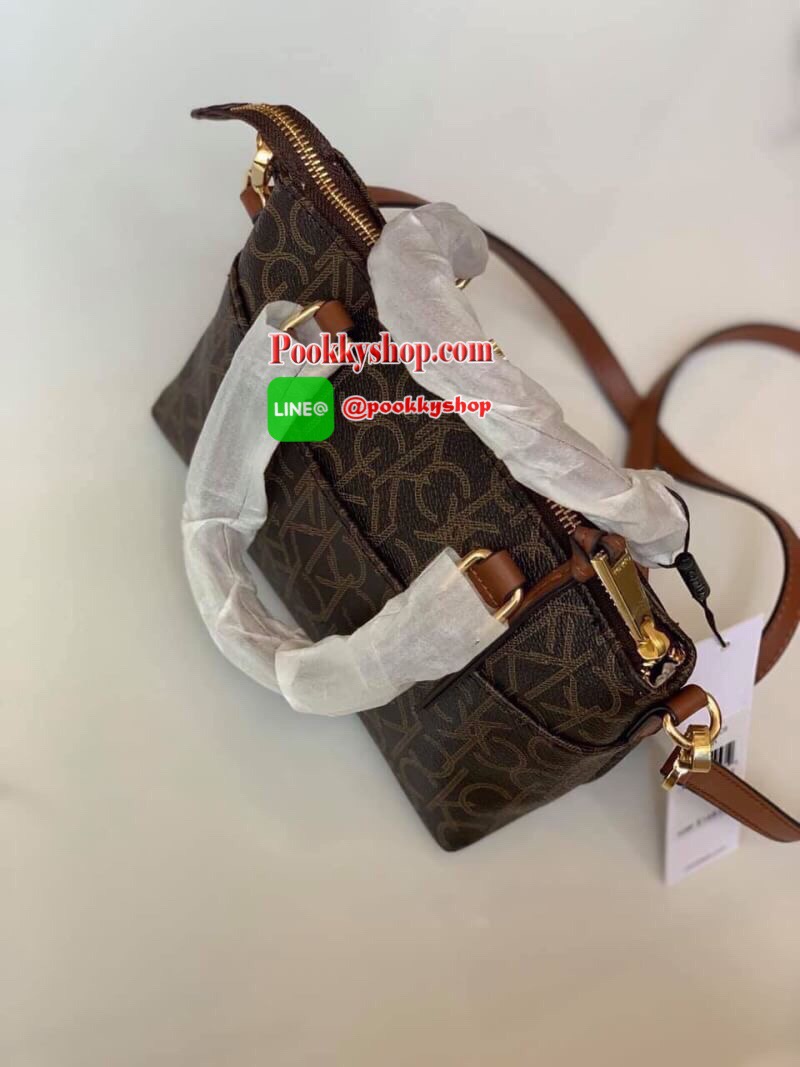 New arrival !!! Calvin Klein Crossbody Bag กระเป๋าถือหรือสะพายรุ่นยอดนิยม วัสดุ PVC คุณภาพดี น้ำหนักเบา ตัวกระเป๋าออกแบบลาย CK ทั้งใบ ด้านหน้าประดับด้วยโลโก้แบรนด์สุดหรู เปิด-ปิดกระเป๋าด้วยซิปสะดวกใช้ ด้านในโล่งกว้างมีช่องซิปและช่องเล็กสำหรับใส่ของ ใส่กระ